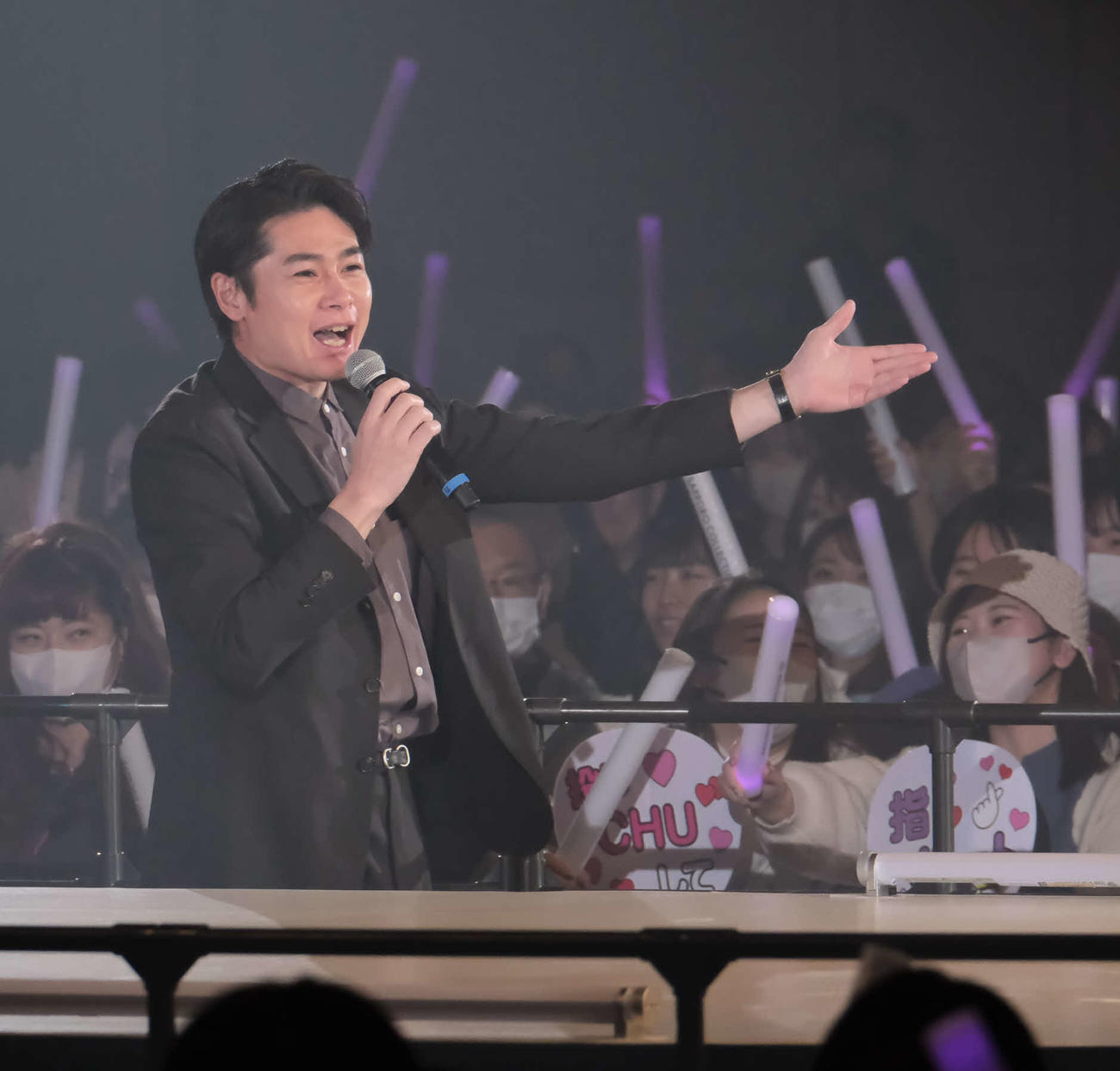 「札幌コレクション2023 SPRING－SUMMER」でMCを務めた平成ノブシコブシの吉村崇（C）SAPPORO COLLECTION