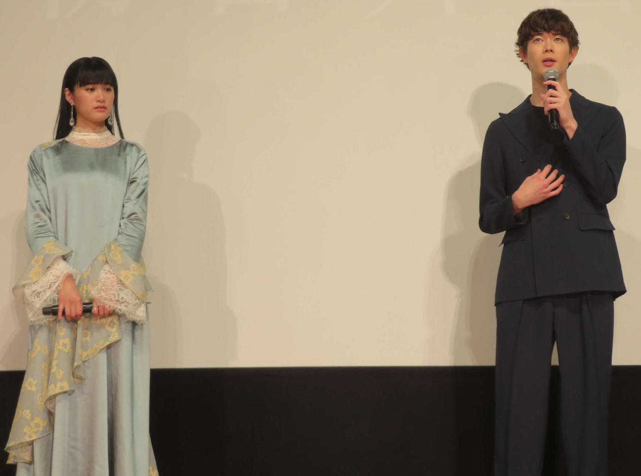 映画「はざまに生きる、春」初日舞台あいさつで涙する小西桜子と、あいさつする宮沢氷魚（撮影・村上幸将）