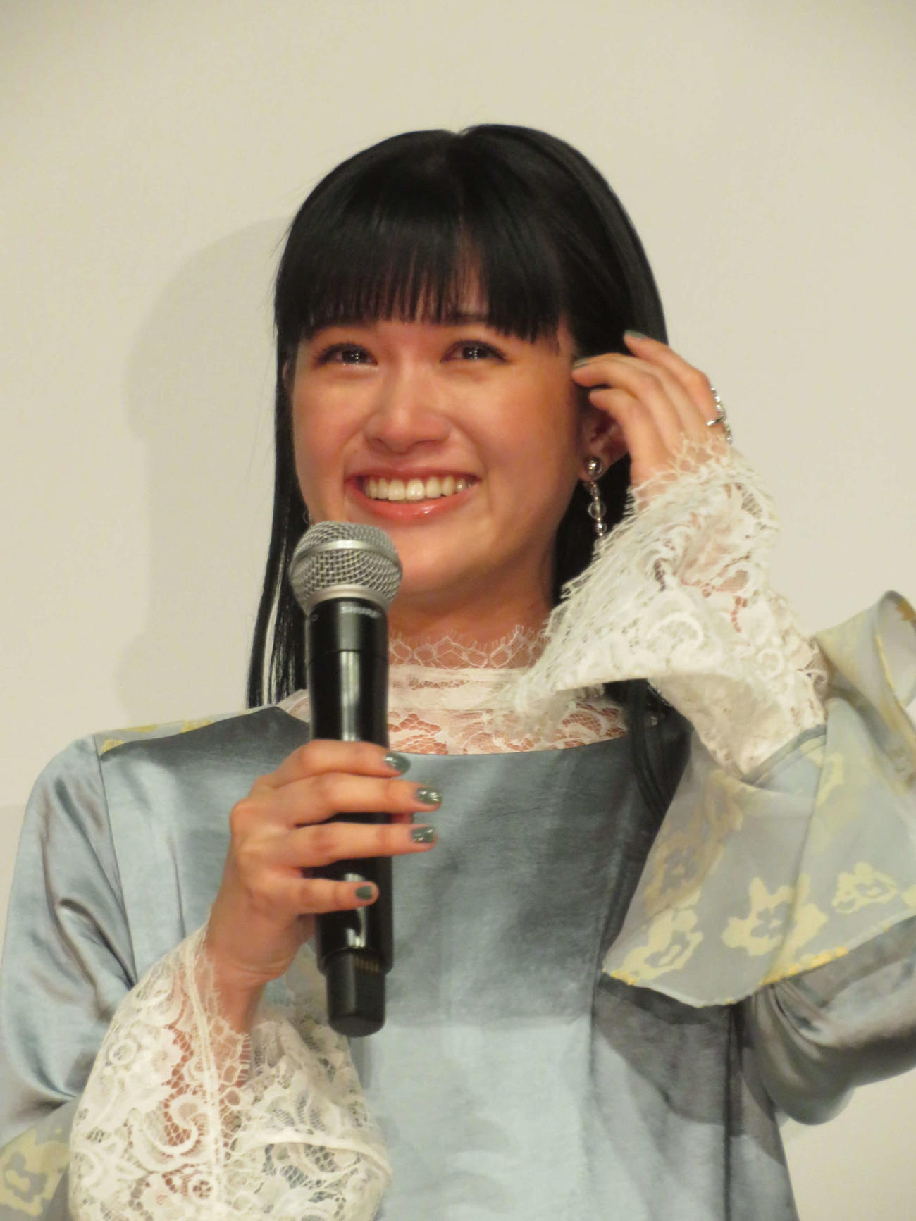 映画「はざまに生きる、春」初日舞台あいさつで涙する小西桜子（撮影・村上幸将）