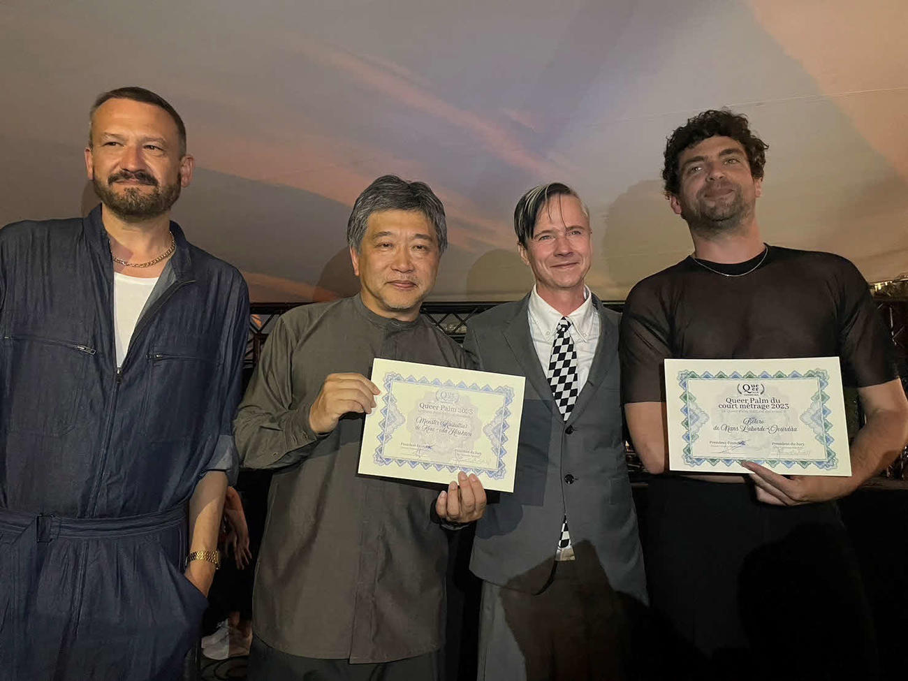 カンヌ映画祭の主要部門から独立した賞の1つ「クィア・パルム賞」を受賞した是枝裕和監督（左から2人目）