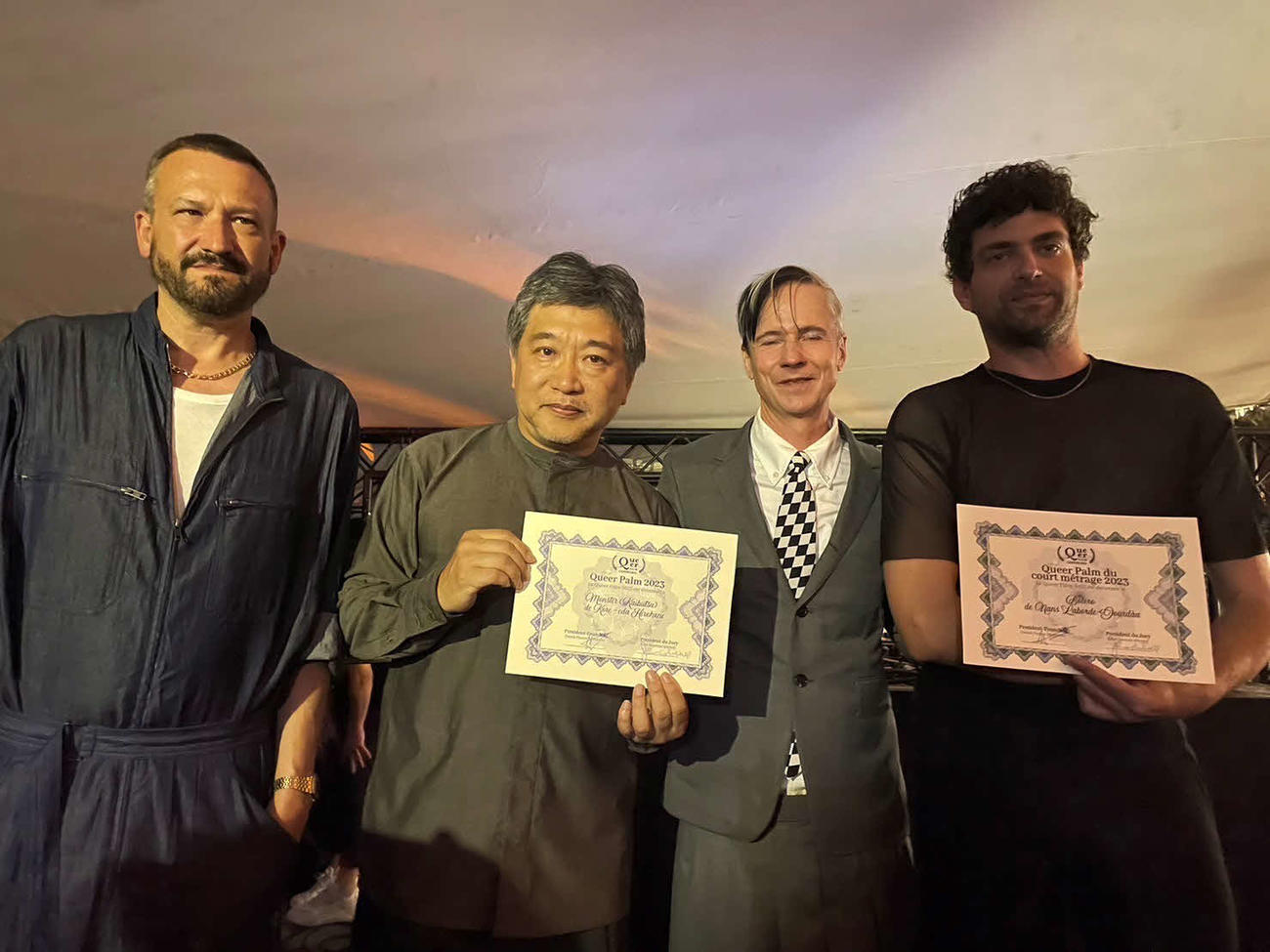 カンヌ映画祭の主要部門から独立した賞の1つ「クィア・パルム賞」を受賞した是枝裕和監督（左から2人目）