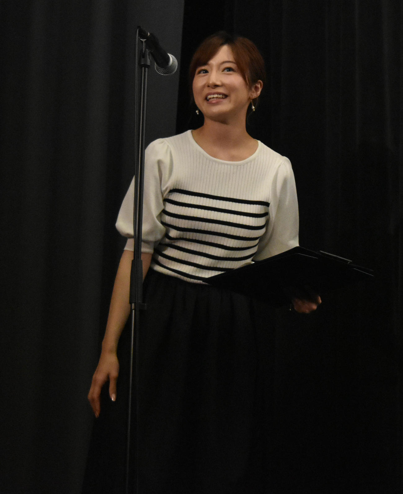 映画「僕の町はお風呂が熱くて埋蔵金が出てラーメンが美味い。」の劇場舞台あいさつでMCを務めた市來玲奈アナウンサー