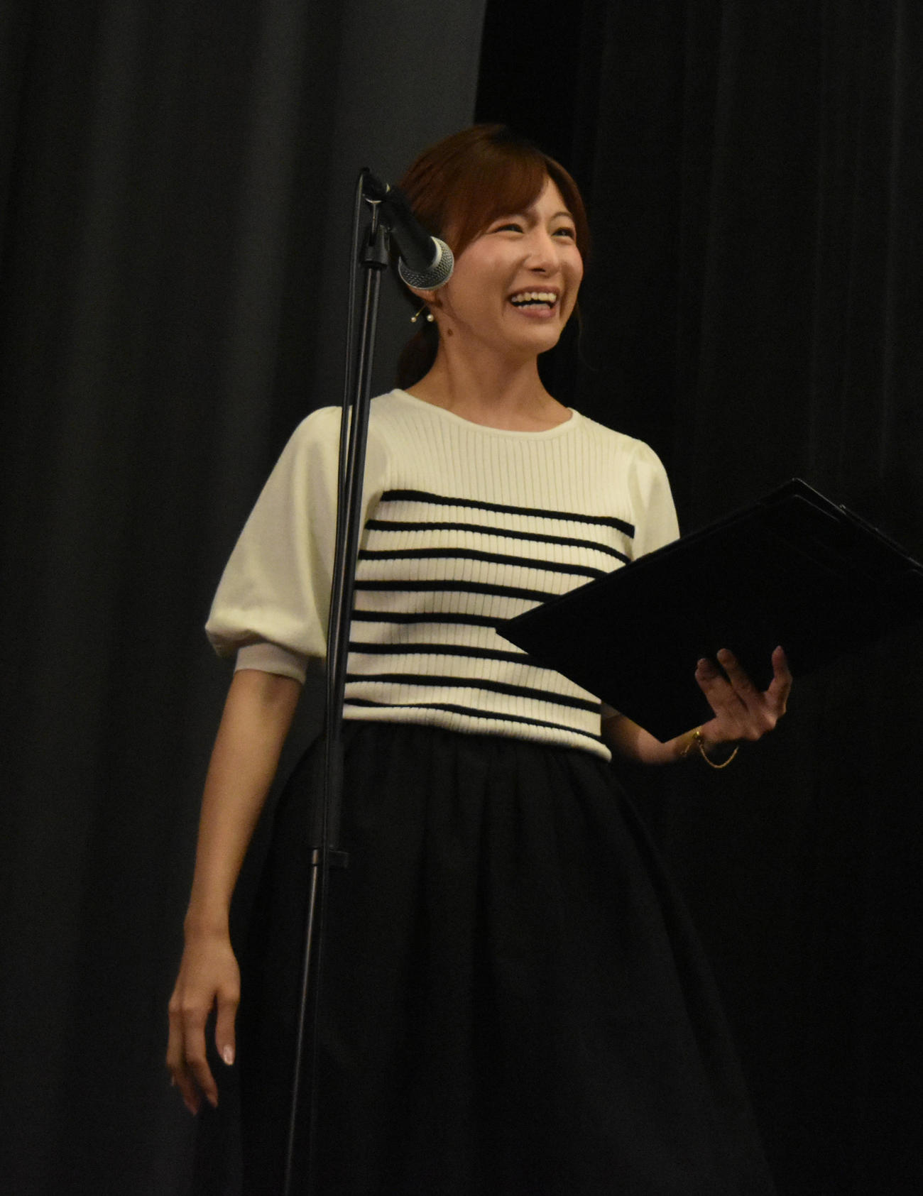 映画「僕の町はお風呂が熱くて埋蔵金が出てラーメンが美味い。」の劇場舞台あいさつでMCを務めた市來玲奈アナウンサー