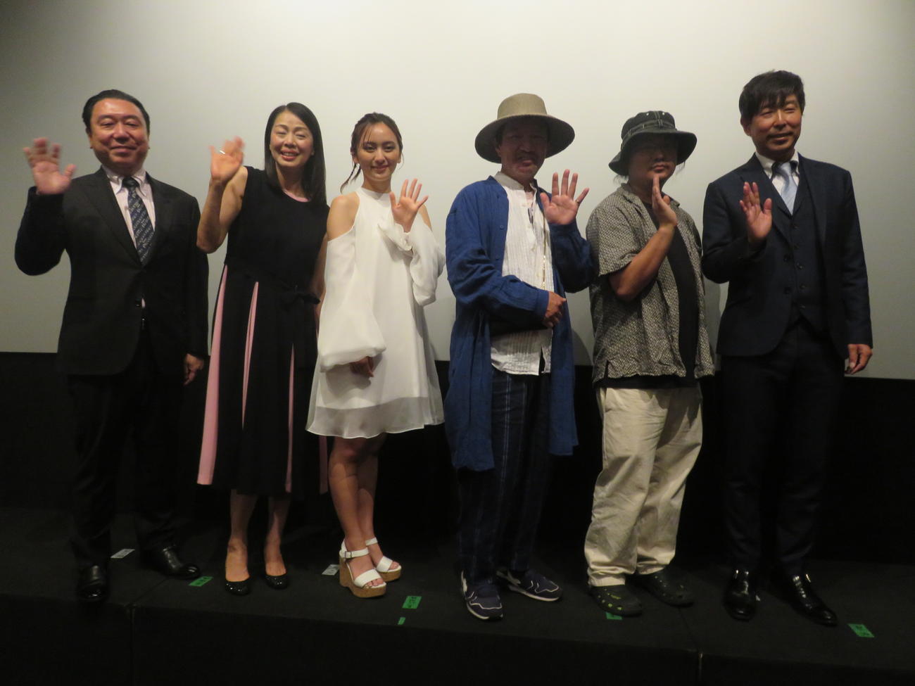 映画「26時13分」の舞台あいさつに出席した、左から製作総指揮の瀬古口精良氏、野村真美、岡田結実、木村祐一、山口通平監督、友田ゆうきエグゼクティブプロデューサー
