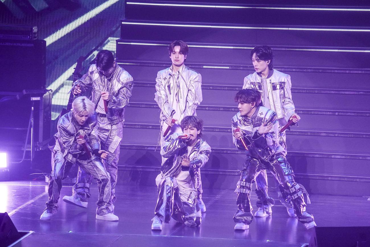 ライブを開催したiKON（上飯坂一氏撮影）