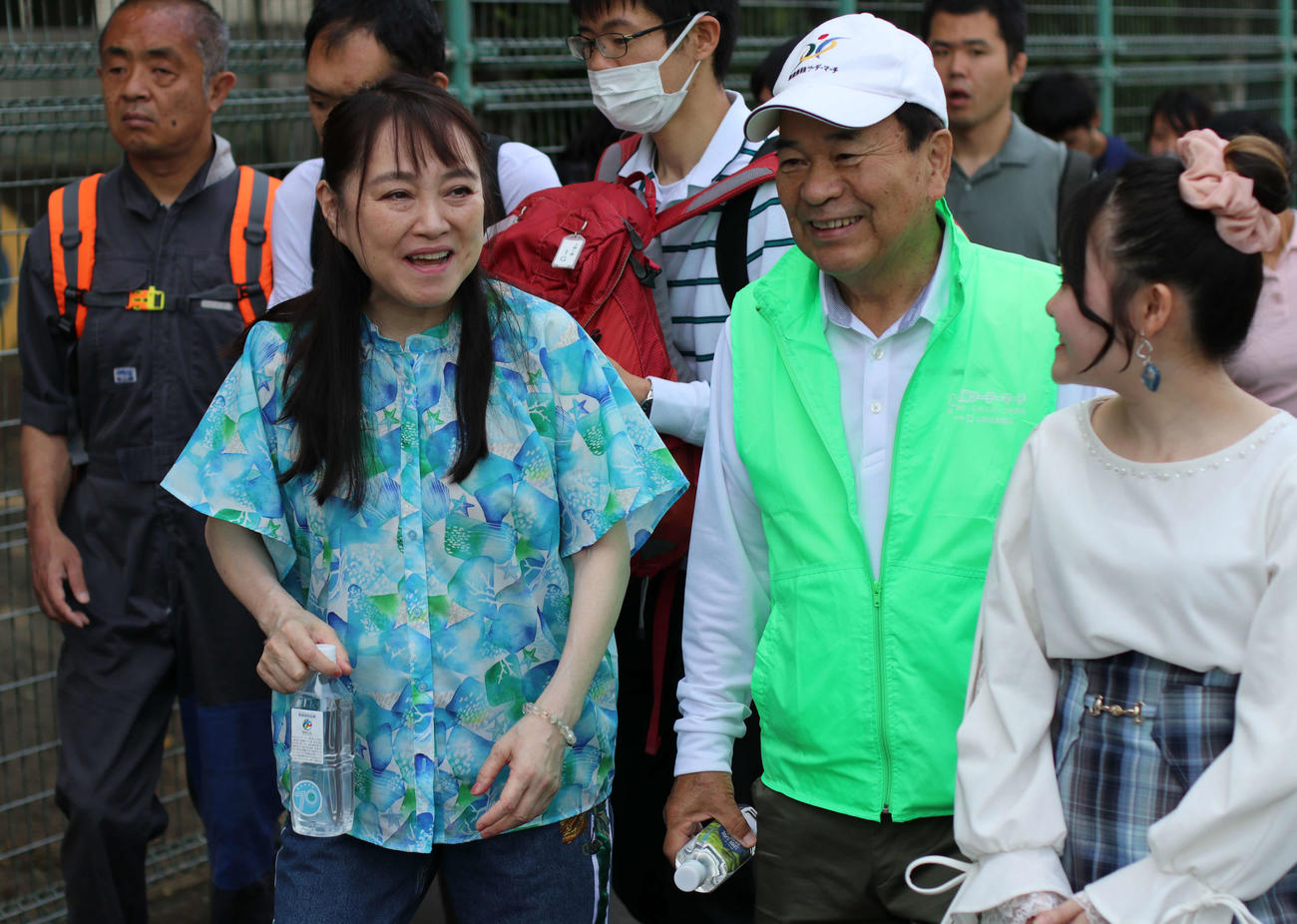新井市長を囲み楽しく大会に参加する、井上あずみ（左）とゆーゆ