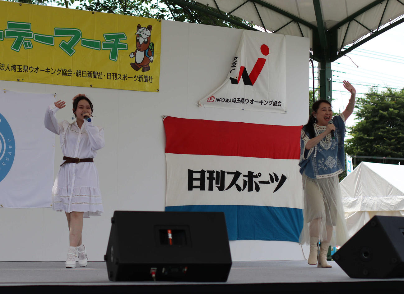 ミニライブで「となりのトトロ」や「さんぽ」を披露する、ゆーゆ（左）と井上あずみ