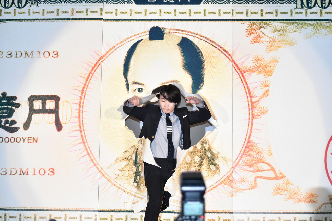 映画「大名倒産」完成披露試写会に、「百億円札」を突き破って登場する神木隆之介