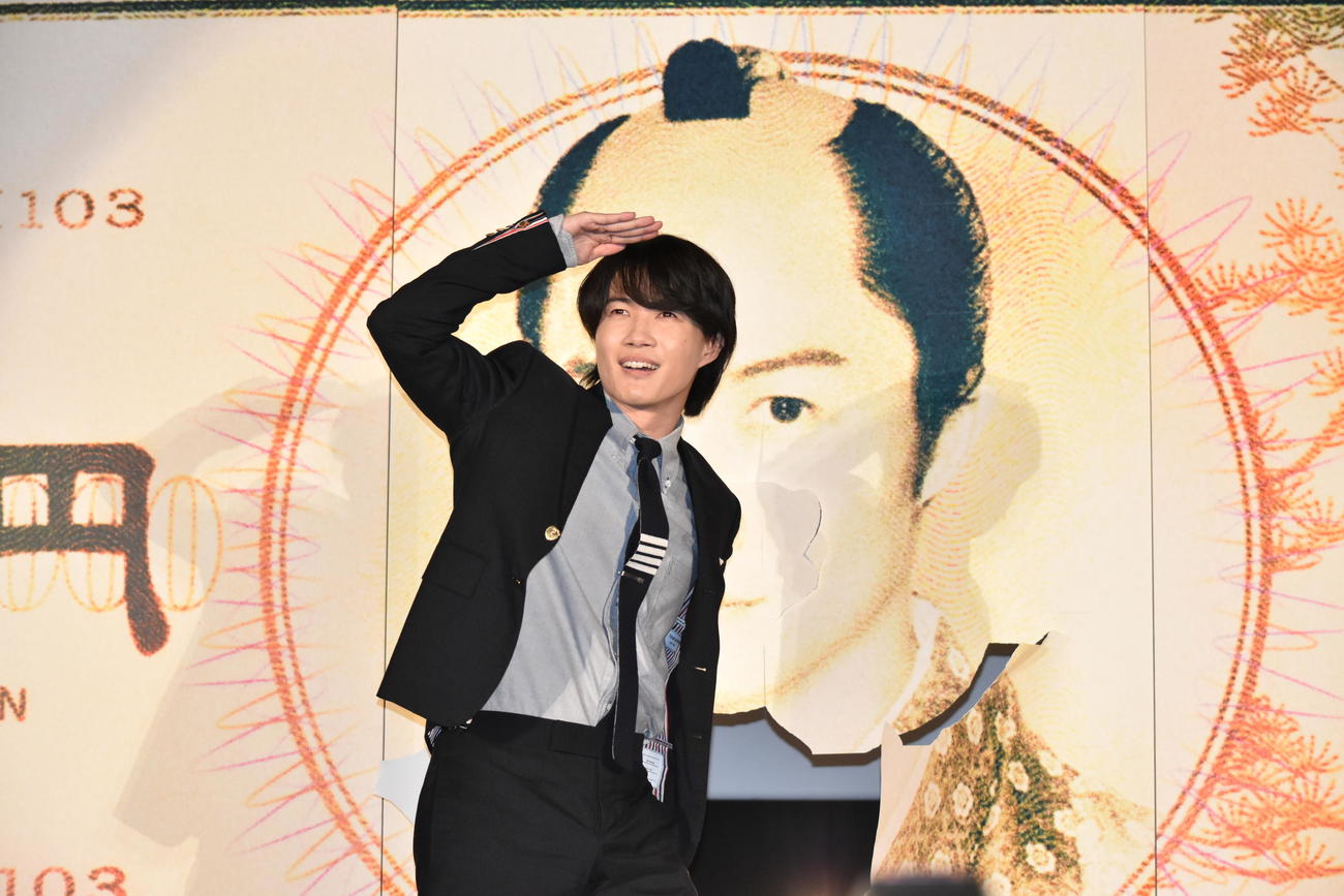 映画「大名倒産」完成披露試写会に、「百億円札」を突き破って登場する神木隆之介