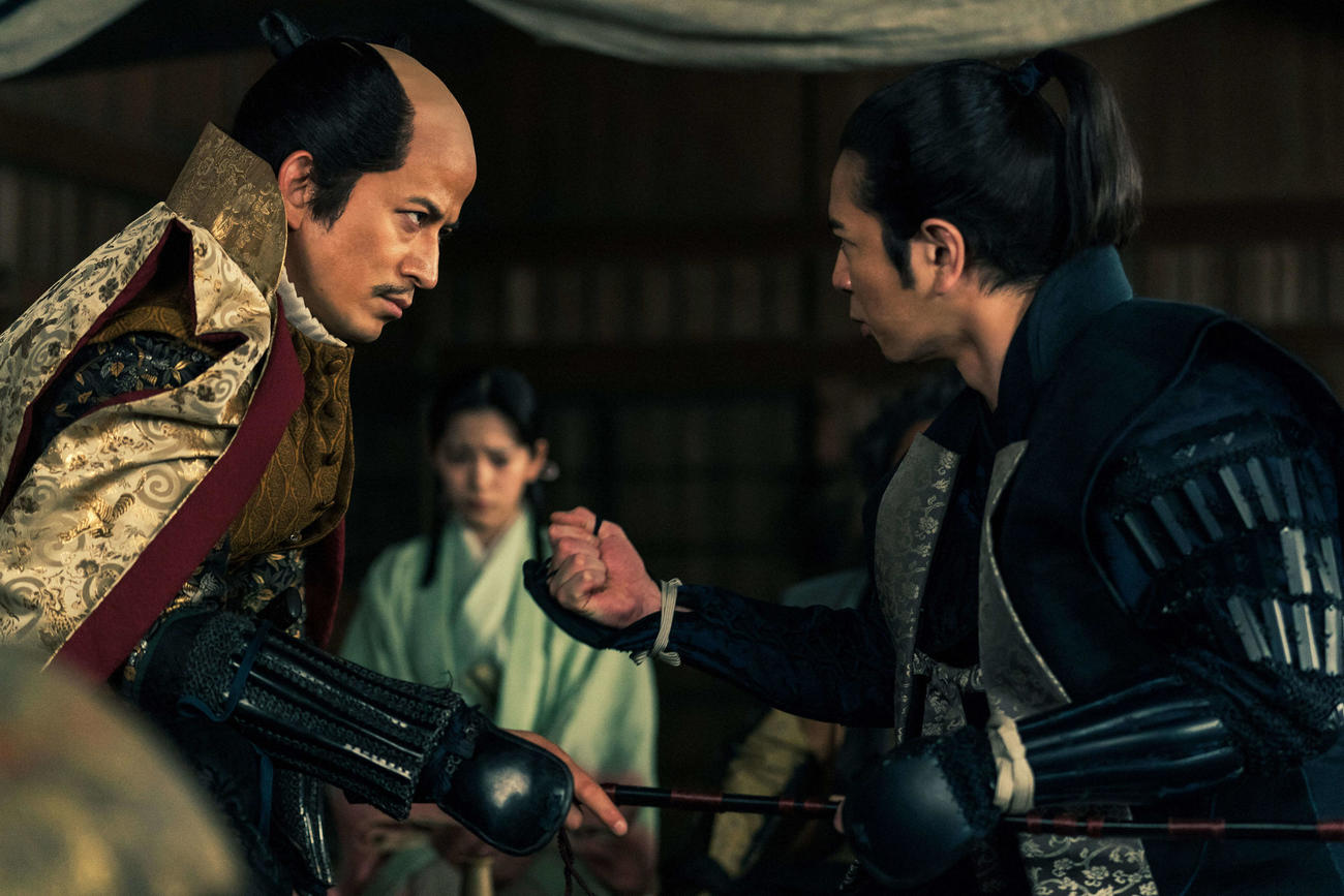 織田信長（岡田准一）と徳川家康（松本潤）