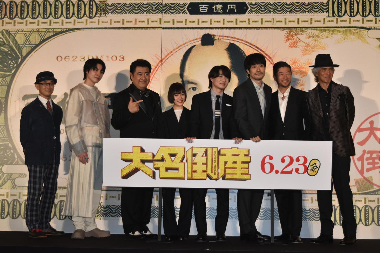 映画「大名倒産」完成披露試写会に出席し、フォトセッションの時に1台のテレビカメラを見続ける松山ケンイチ（右から3人目）。右から佐藤浩市、浅野忠信、1人おいて神木隆之介、杉咲花、小手伸也、桜田通、前田哲監督