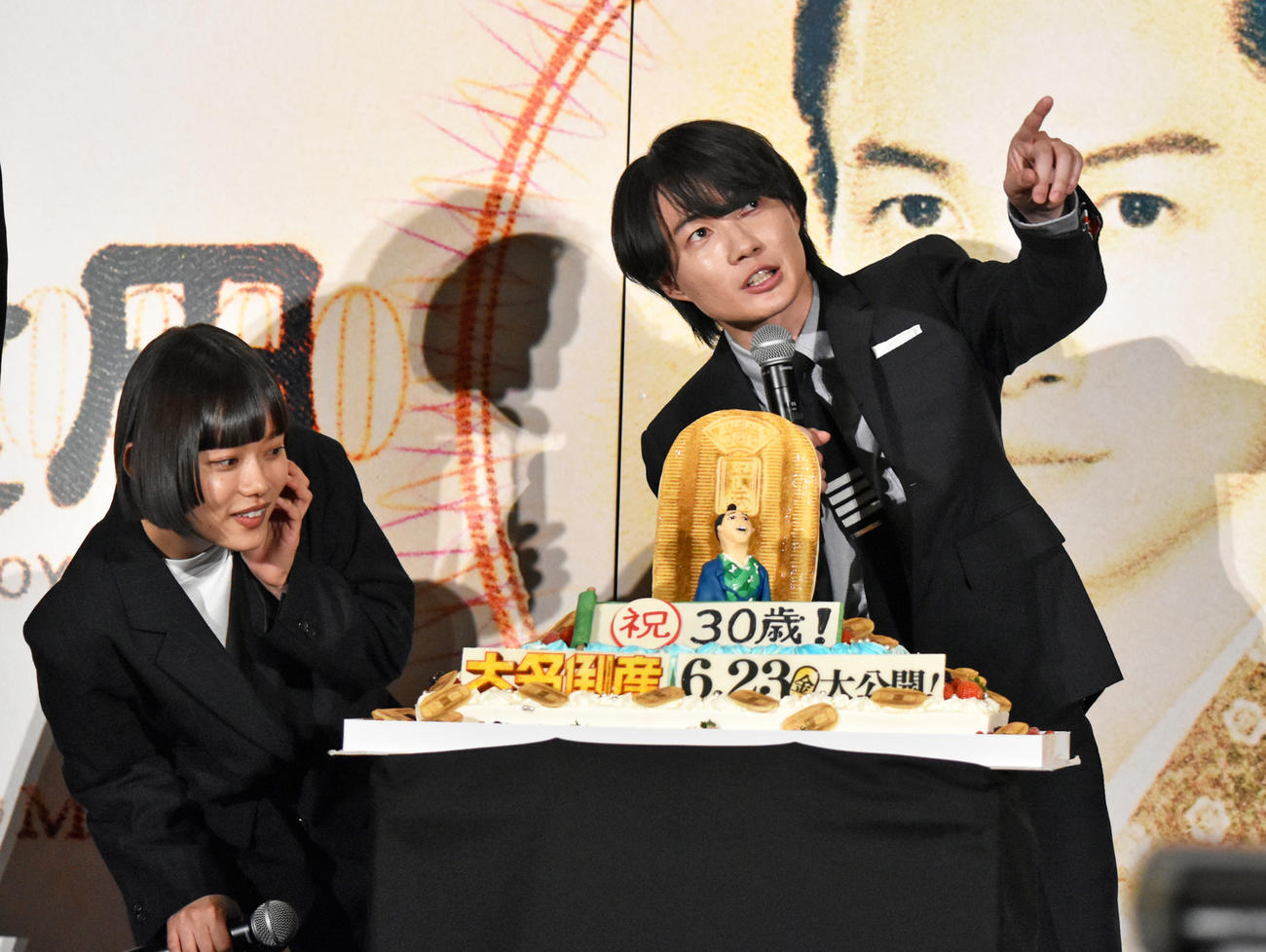 映画「大名倒産」完成披露試写会でサプライズバースデーケーキで30歳の誕生日を祝ってもらう神木隆之介。左は杉咲花