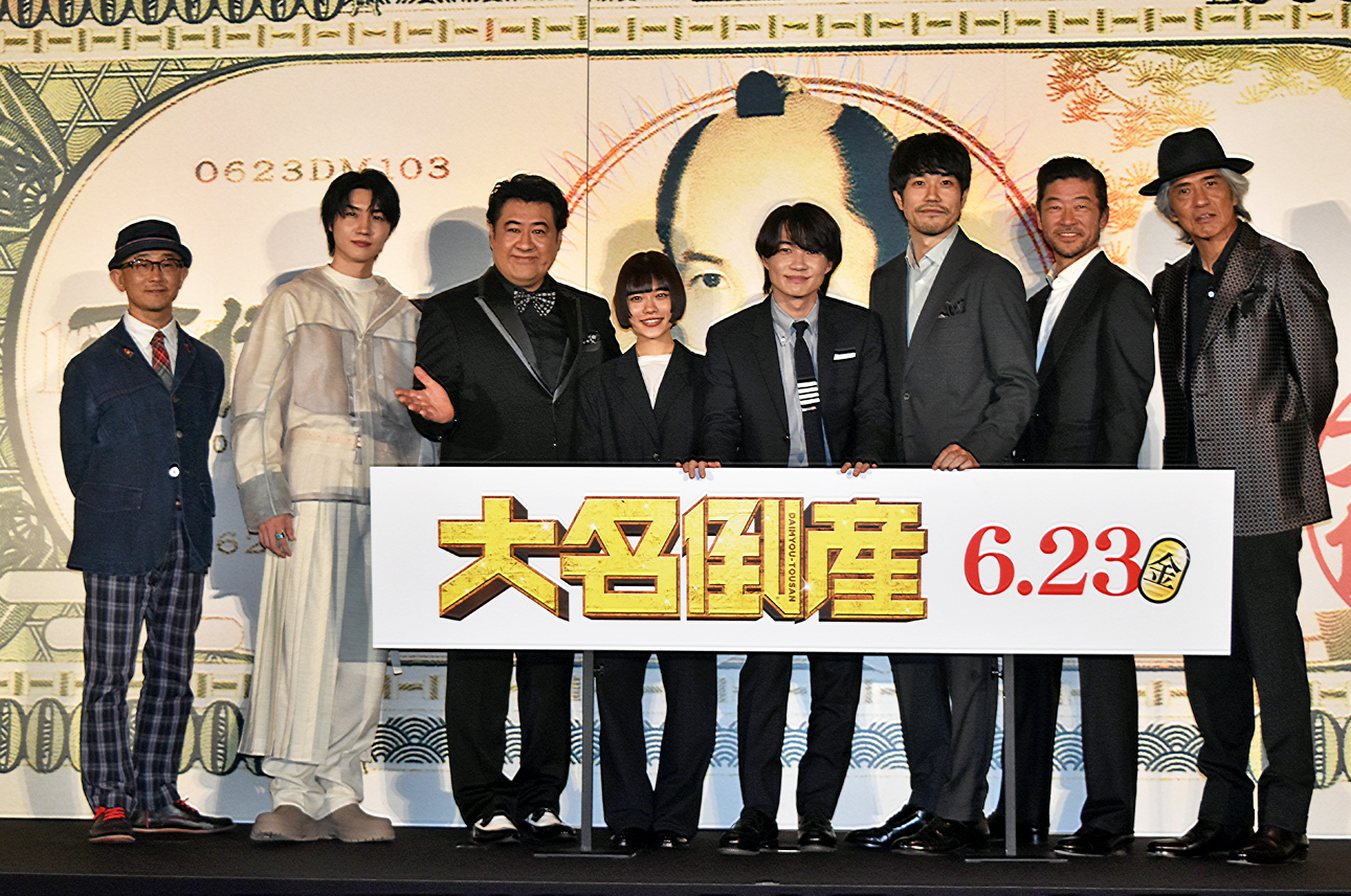 映画「大名倒産」完成披露試写会に出席し、フォトセッションの時に1台のテレビカメラを見続ける松山ケンイチ（右から3人目）。右から佐藤浩市、浅野忠信、1人おいて神木隆之介、杉咲花、小手伸也、桜田通、前田哲監督
