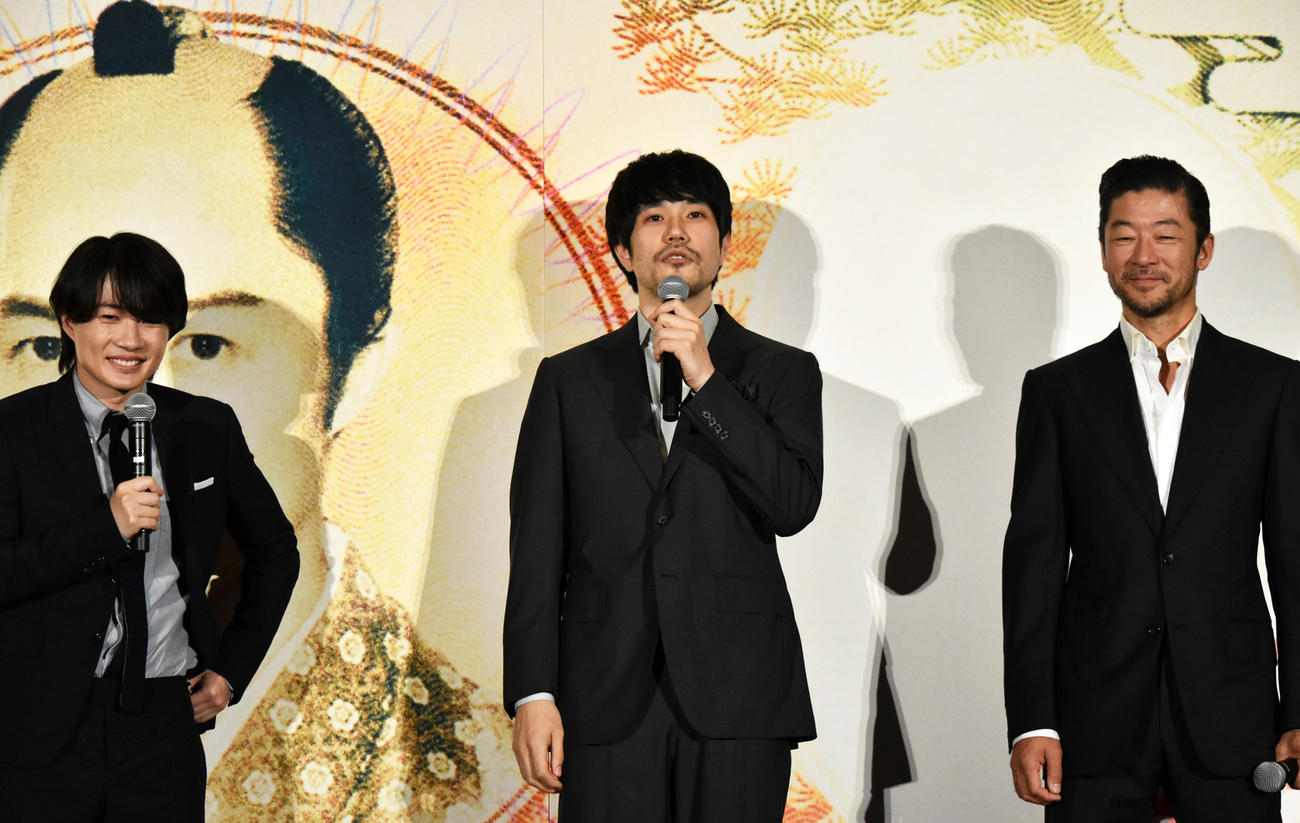 映画「大名倒産」完成披露試写会に出席し、1台のカメラを見続ける松山ケンイチ（中央）。左は神木隆之介、右は浅野忠信