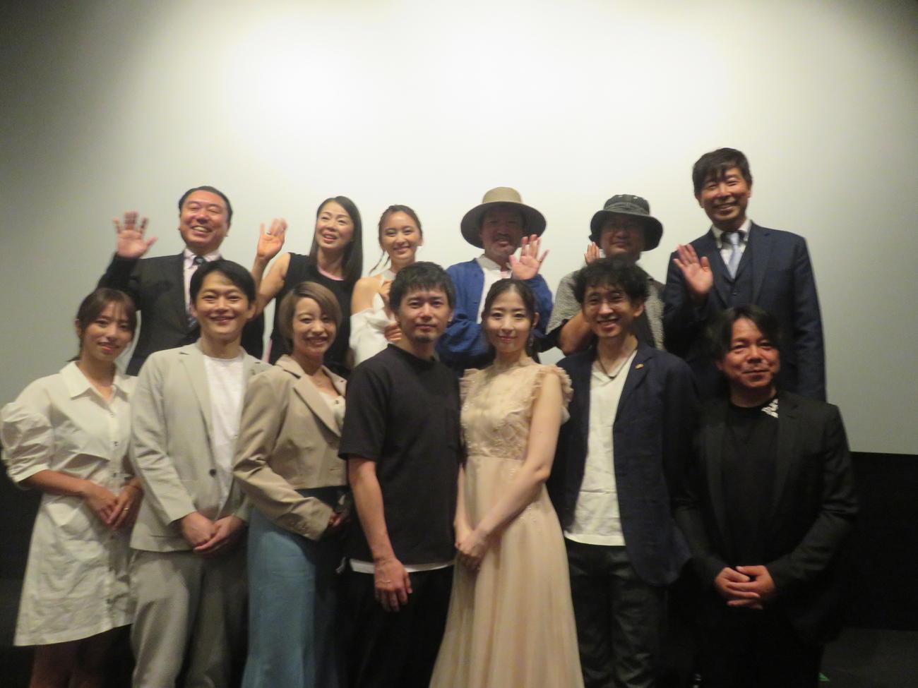 映画「26時13分」の舞台あいさつに出席した、前列左から高梨瑞樹、平川裕成、高橋里帆、鳥羽潤、濱田英里、関口まなと、市川範之ドローン担当、後列左から製作総指揮の瀬古口精良氏、野村真美、岡田結実、木村祐一、山口通平監督、友田ゆうきエグゼクティブプロデューサー