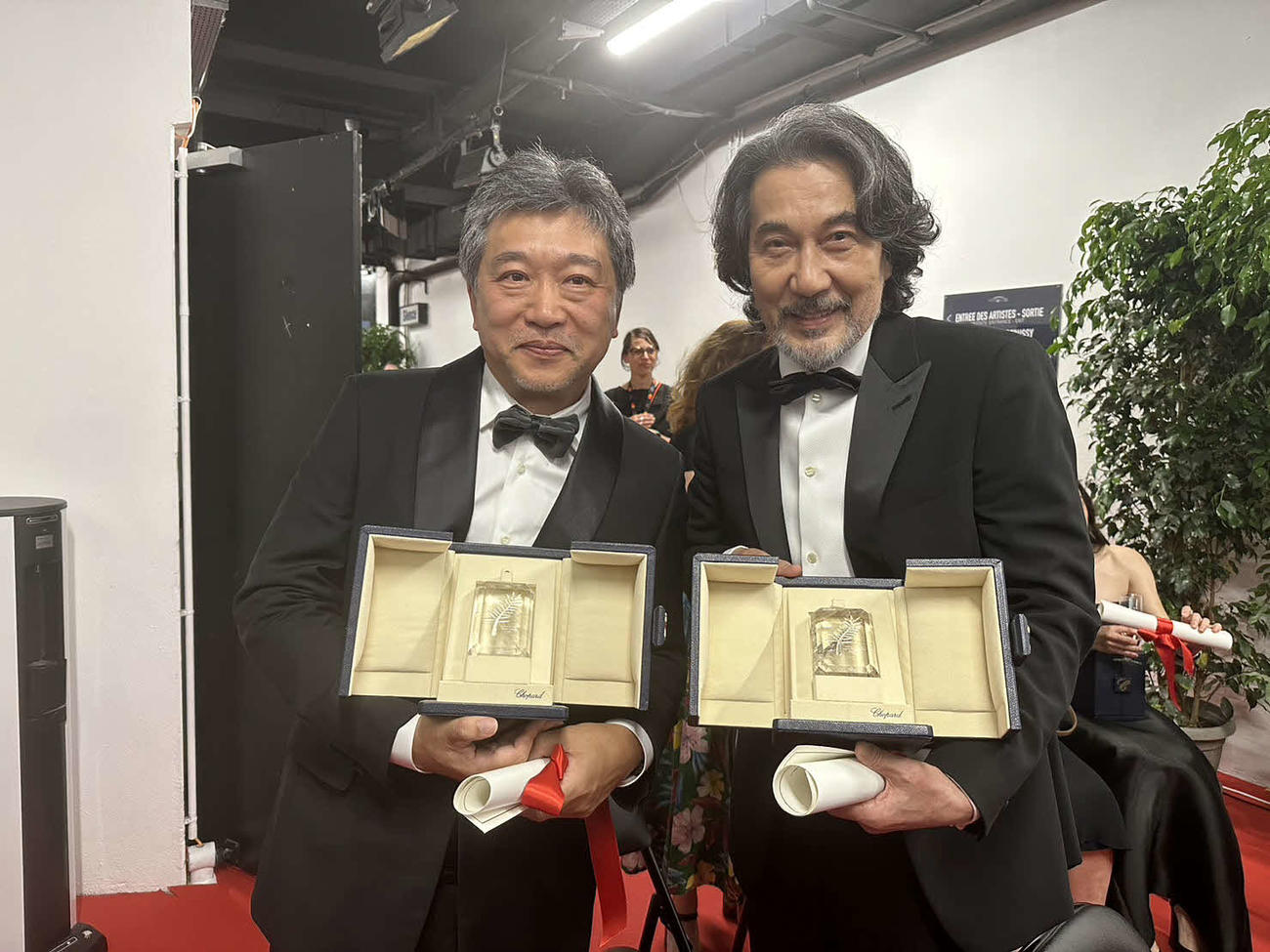 カンヌ映画祭で脚本賞を受賞した「怪物」の是枝裕和監督（左）と男優賞を受賞した役所広司