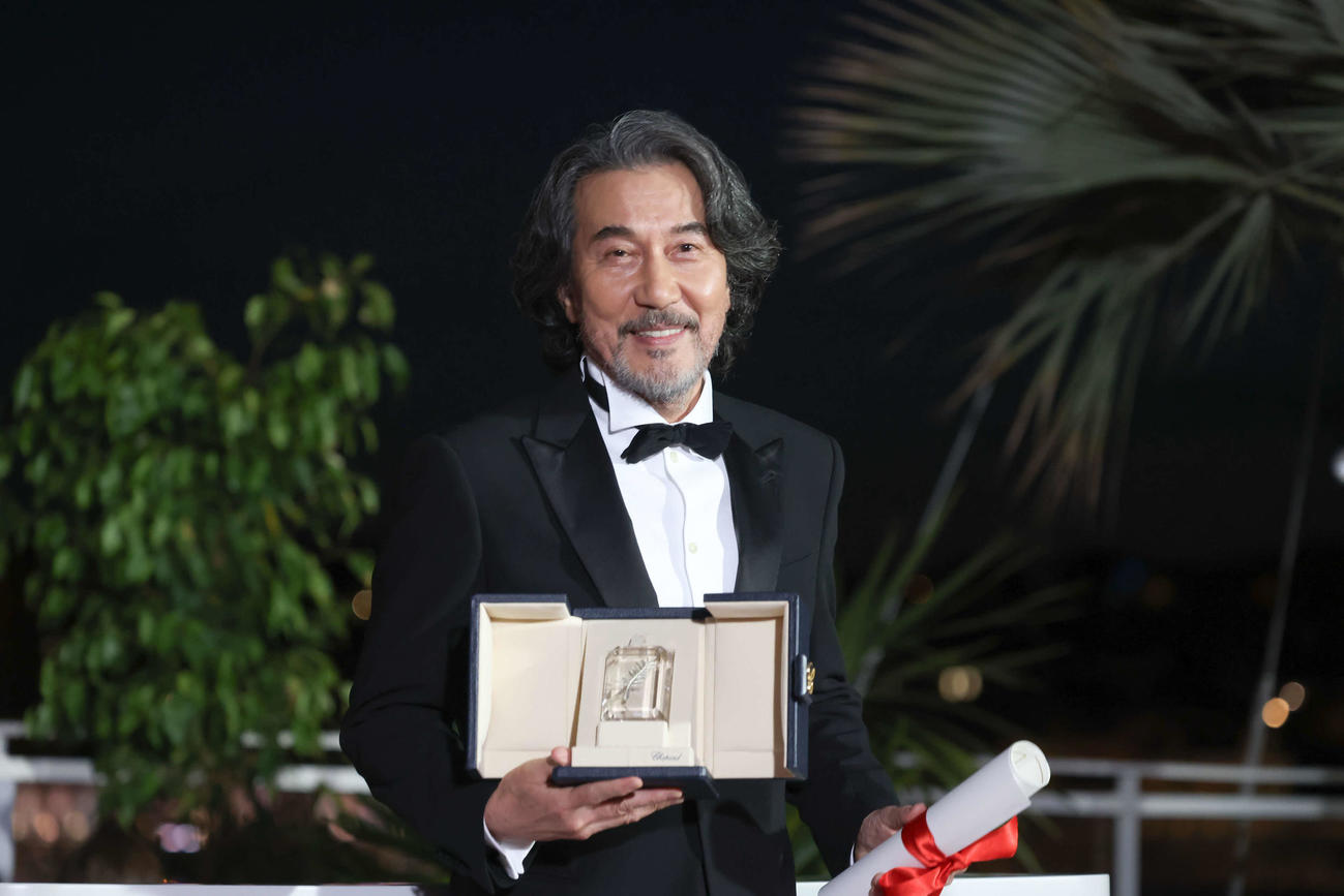 カンヌ映画祭男優賞を手に、笑顔の役所広司(C)若山和子