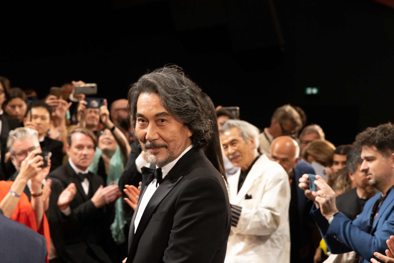 カンヌ映画祭コンペティション部門に出品された「PERFECT DAYS」の公式上映を終え、目を潤ませる役所広司。右は田中泯(C)若山和子