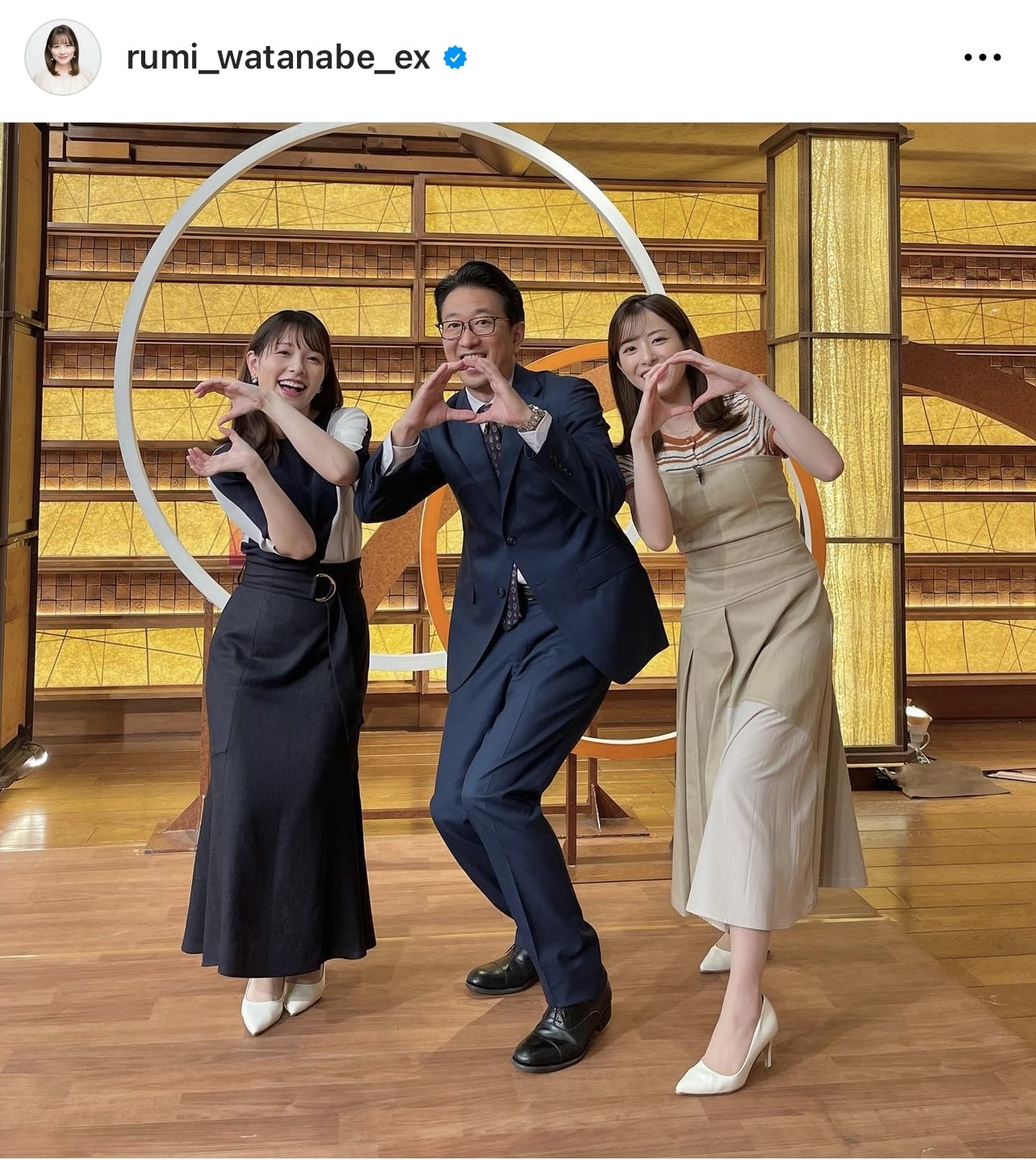 小木逸平アナウンサー、田原萌々アナウンサーとともに手で