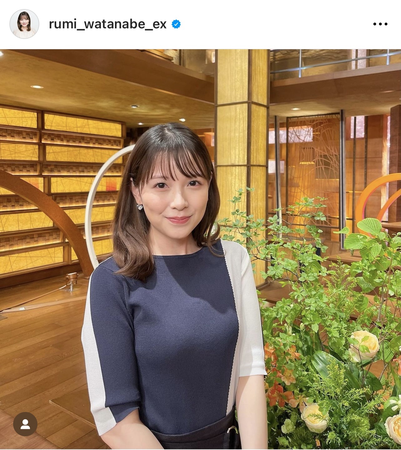 「サンデーステーション」のセットをバックにほほえむ渡辺瑠海アナウンサー（渡辺瑠海アナウンサーのインスタグラムから）