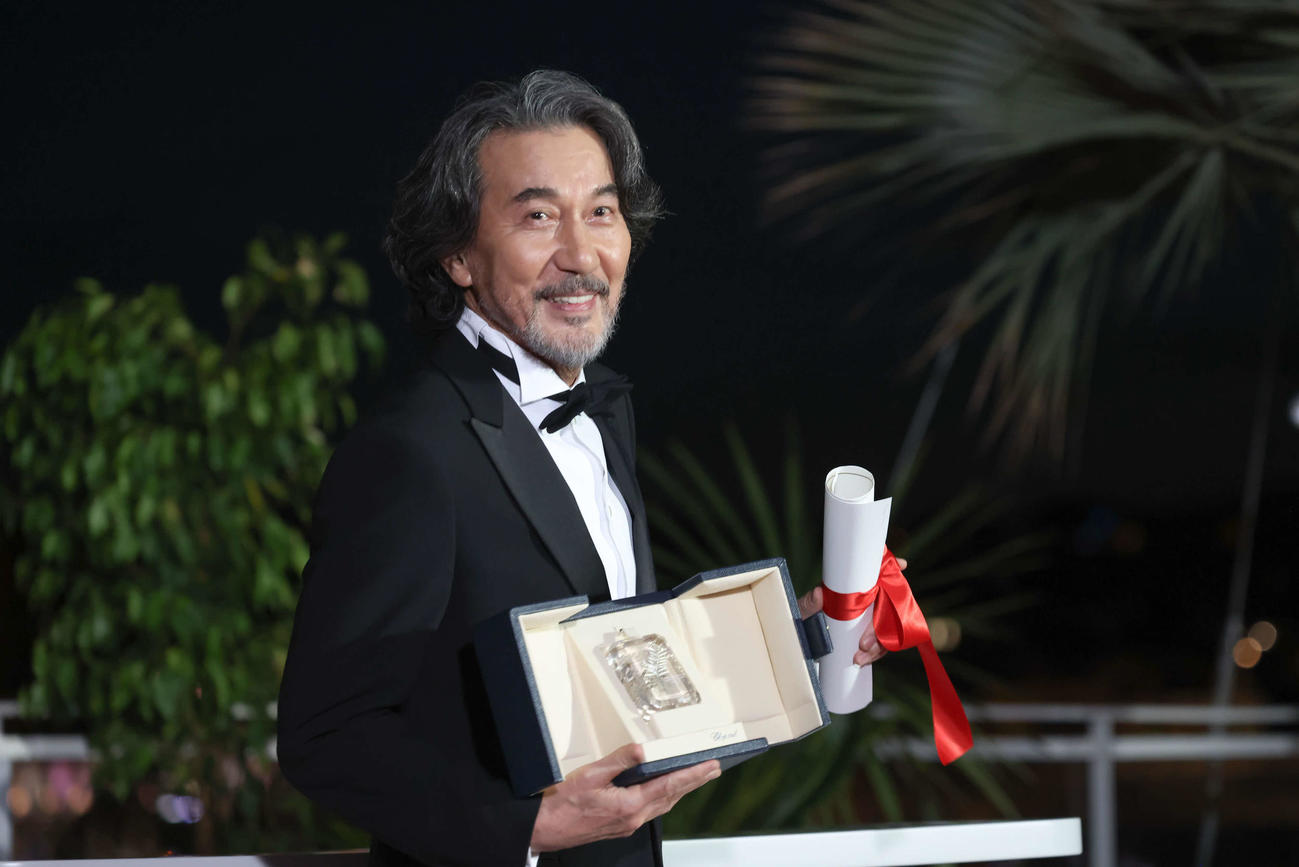 カンヌ映画祭男優賞を手に、笑顔の役所広司(C)若山和子