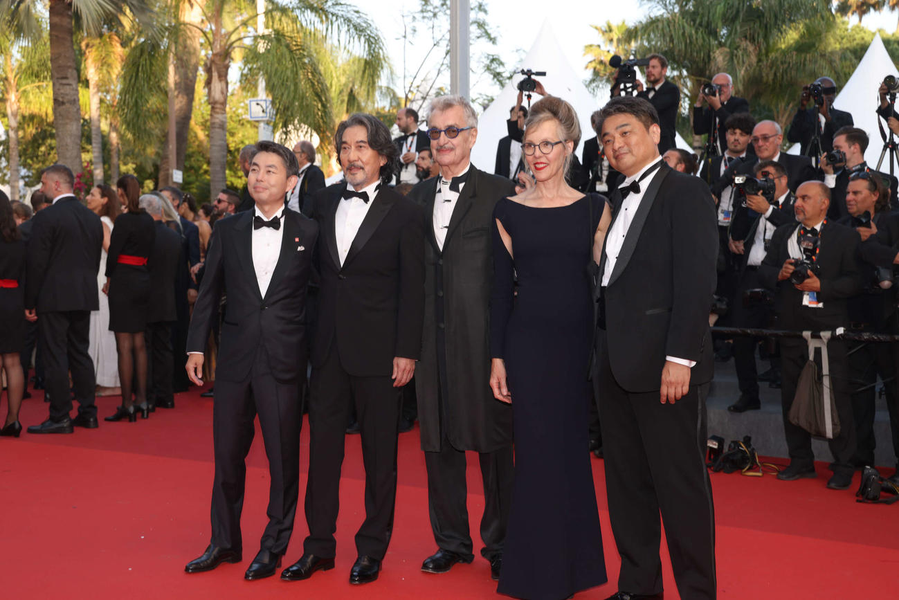 カンヌ映画祭授賞式前にレッドカーペットに立つ「PERFECT DAYS」の、左から柳井康治氏、役所広司、ヴィム・ヴェンダース監督と妻のドナータさん、高崎卓馬氏(C)若山和子