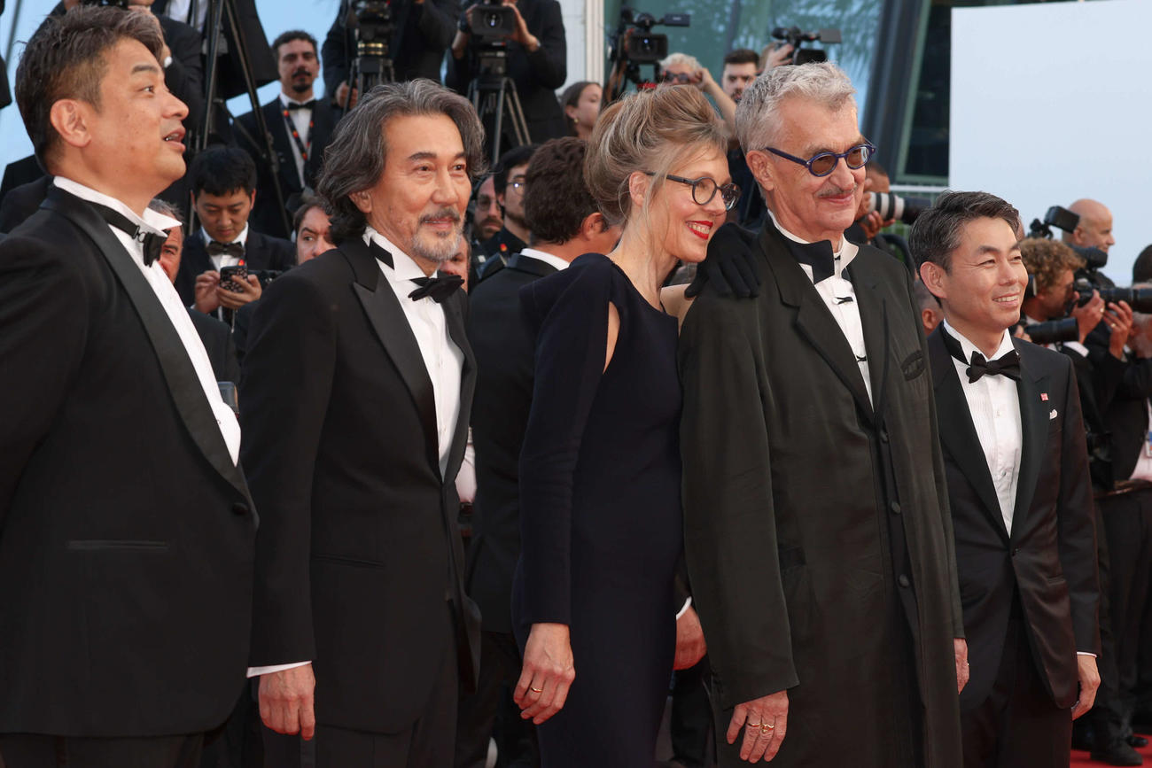 カンヌ映画祭授賞式前にレッドカーペットに立つ「PERFECT DAYS」の、左から高崎卓馬氏、役所広司、ヴィム・ヴェンダース監督と妻のドナータさん、柳井康治氏(C)若山和子