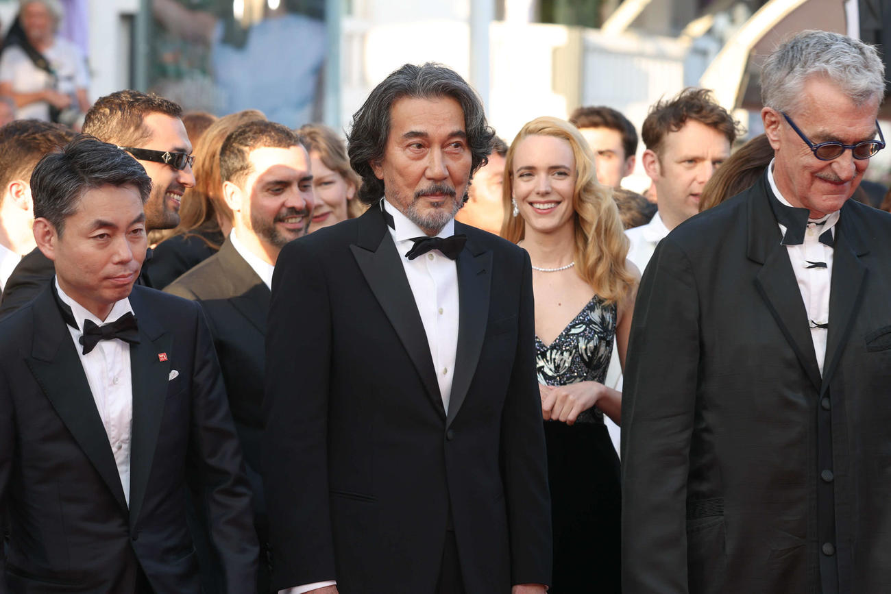 カンヌ映画祭授賞式前にレッドカーペットを歩く「PERFECT DAYS」の、左から柳井康治氏、役所広司、ヴィム・ヴェンダース監督(C)若山和子