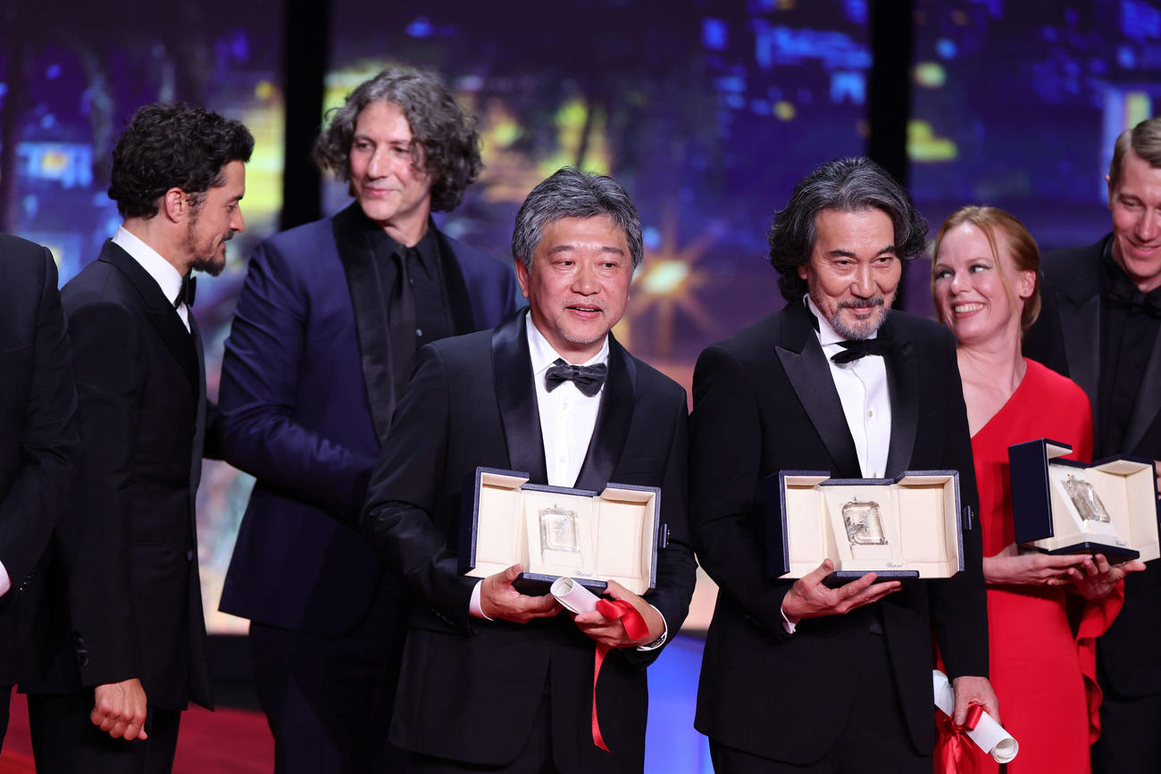 カンヌ映画祭で脚本賞を受賞した「怪物」の是枝裕和監督（中央）と男優賞を受賞した役所広司（右）
