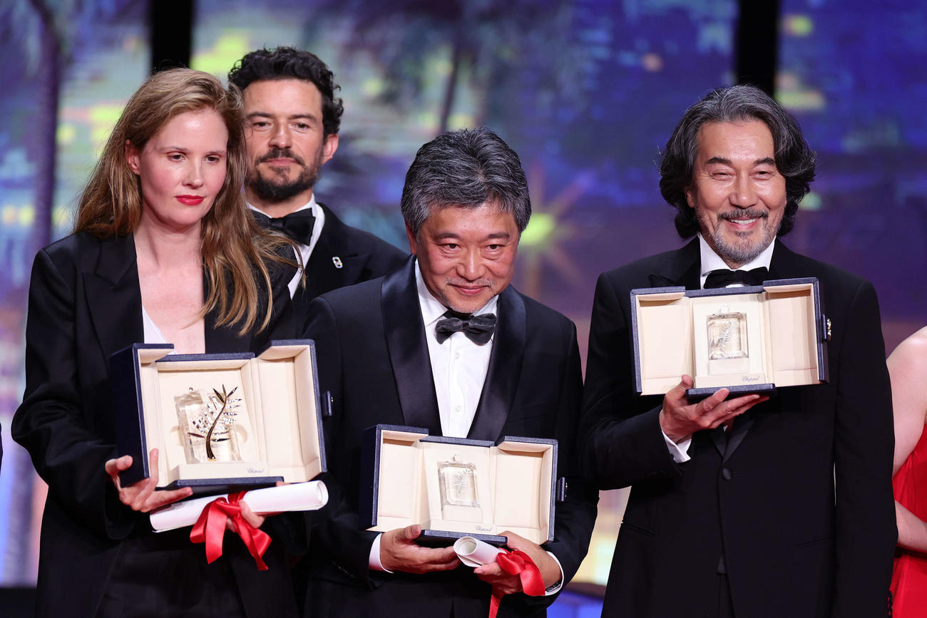 カンヌ映画祭で脚本賞を受賞した「怪物」の是枝裕和監督（中央）と男優賞を受賞した役所広司（右）