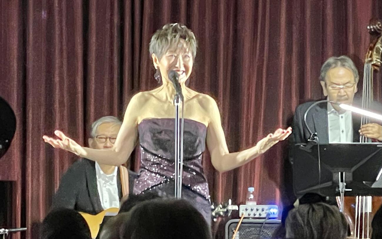 バースデージャズライブで熱唱する吉川美代子
