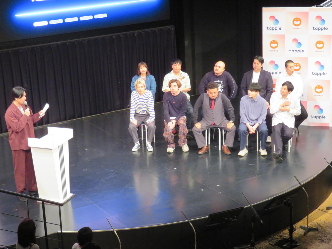 マッチングアプリ「タップル寄席～笑いでつながる恋ネタライブ」イベント。相席スタート山添寛（左）と、前後左から、エレガント人生、スクールゾーン、鬼越トマホーク、レインボー、コットン