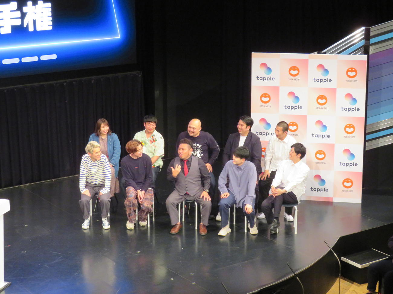 マッチングアプリ「タップル寄席～笑いでつながる恋ネタライブ」イベント。前後左から、エレガント人生、スクールゾーン、鬼越トマホーク、レインボー、コットン