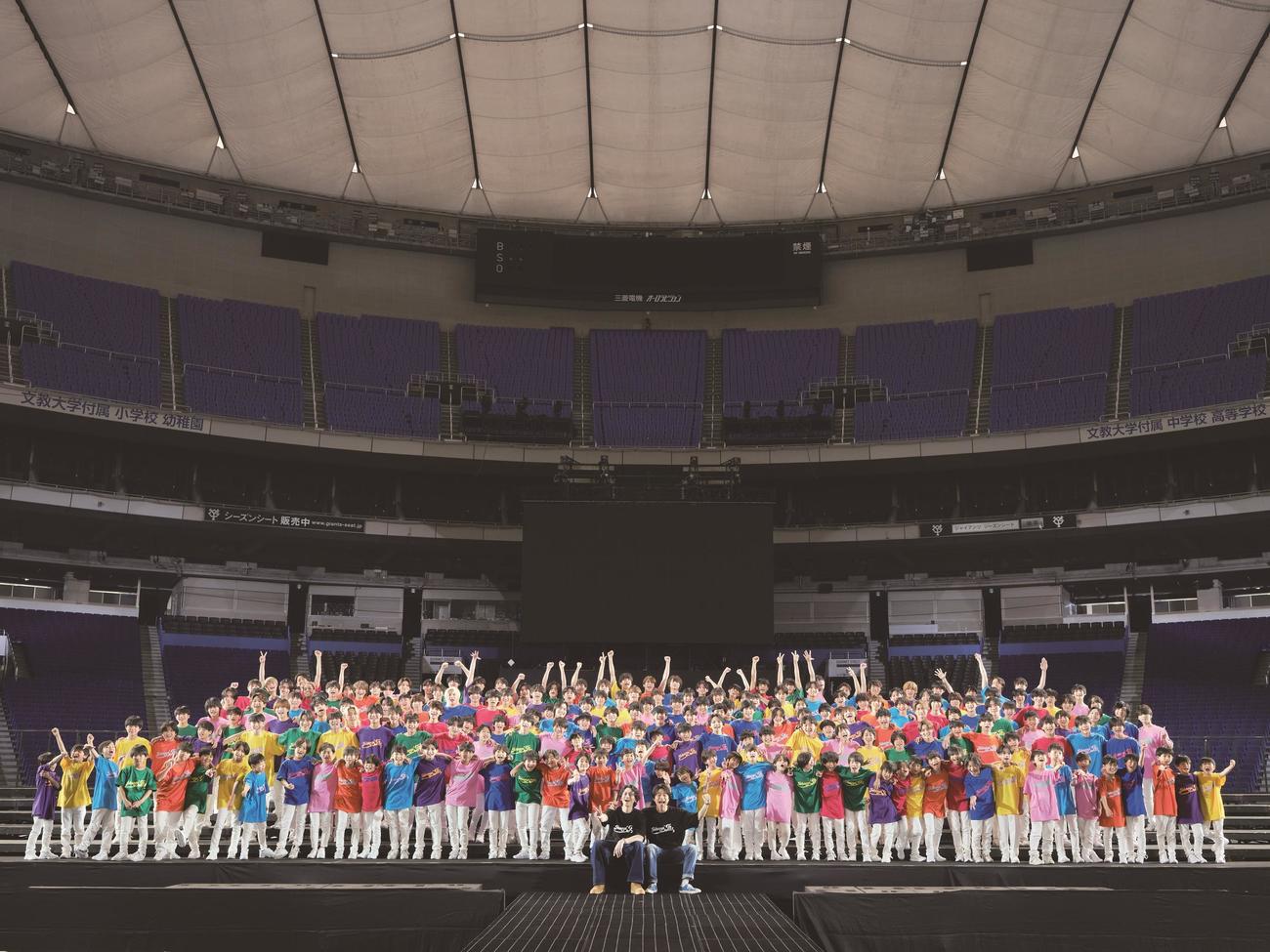 東京ドームに集合した東西ジャニーズJr約200人。最前列左は大倉忠義、同右は井ノ原快彦