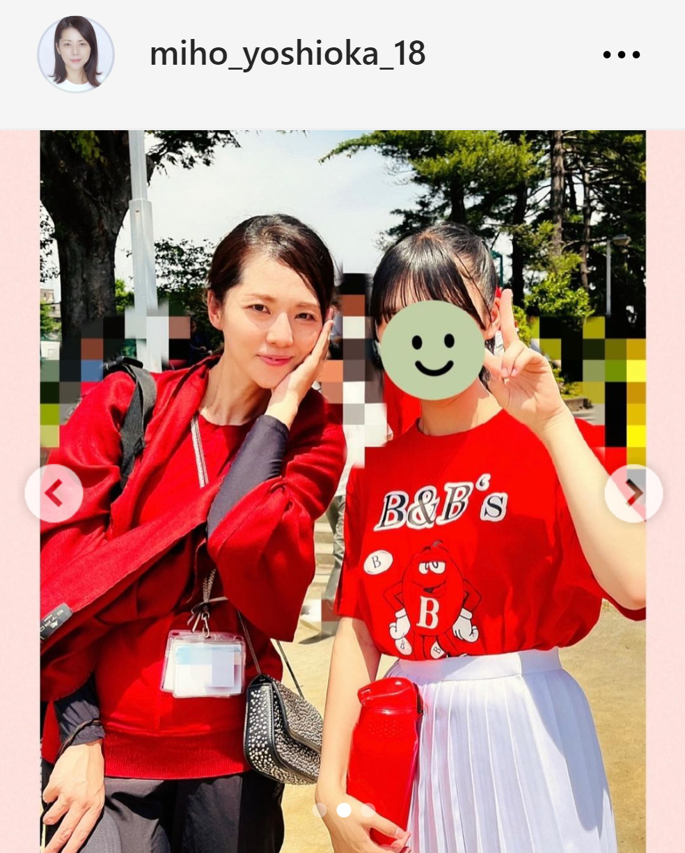 長女（右）とポーズをとり、ツーショットに納まる吉岡美穂（吉岡美穂のインスタグラムから）