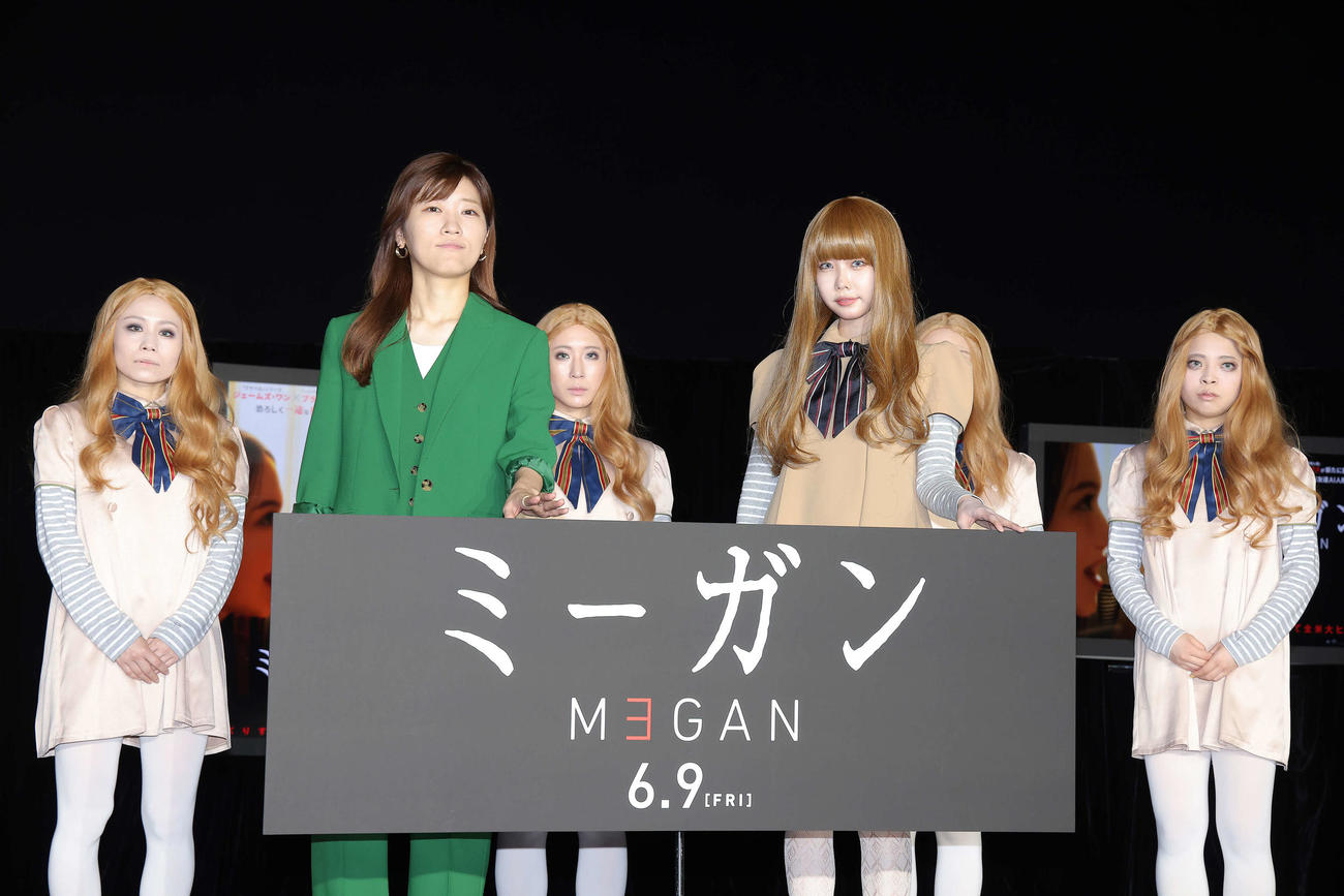 フォトセッションでミーガン・ガールズ（後列）写真に納まるヒコロヒー（手前左）とあのちゃん（撮影・河田真司）