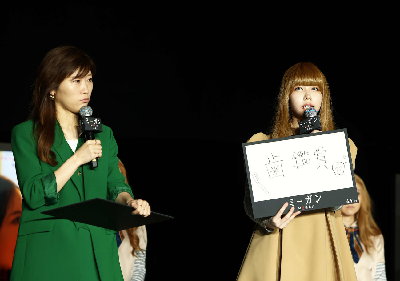 質問をフリップで答えるあのちゃん（右）。左はヒコロヒー（撮影・河田真司）