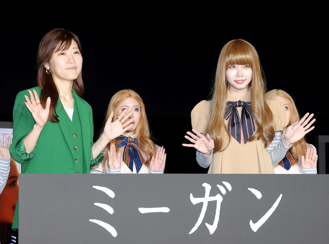 フォトセッションでミーガン・ガールズ（後列）写真に納まるヒコロヒー（手前左）とあのちゃん（撮影・河田真司）