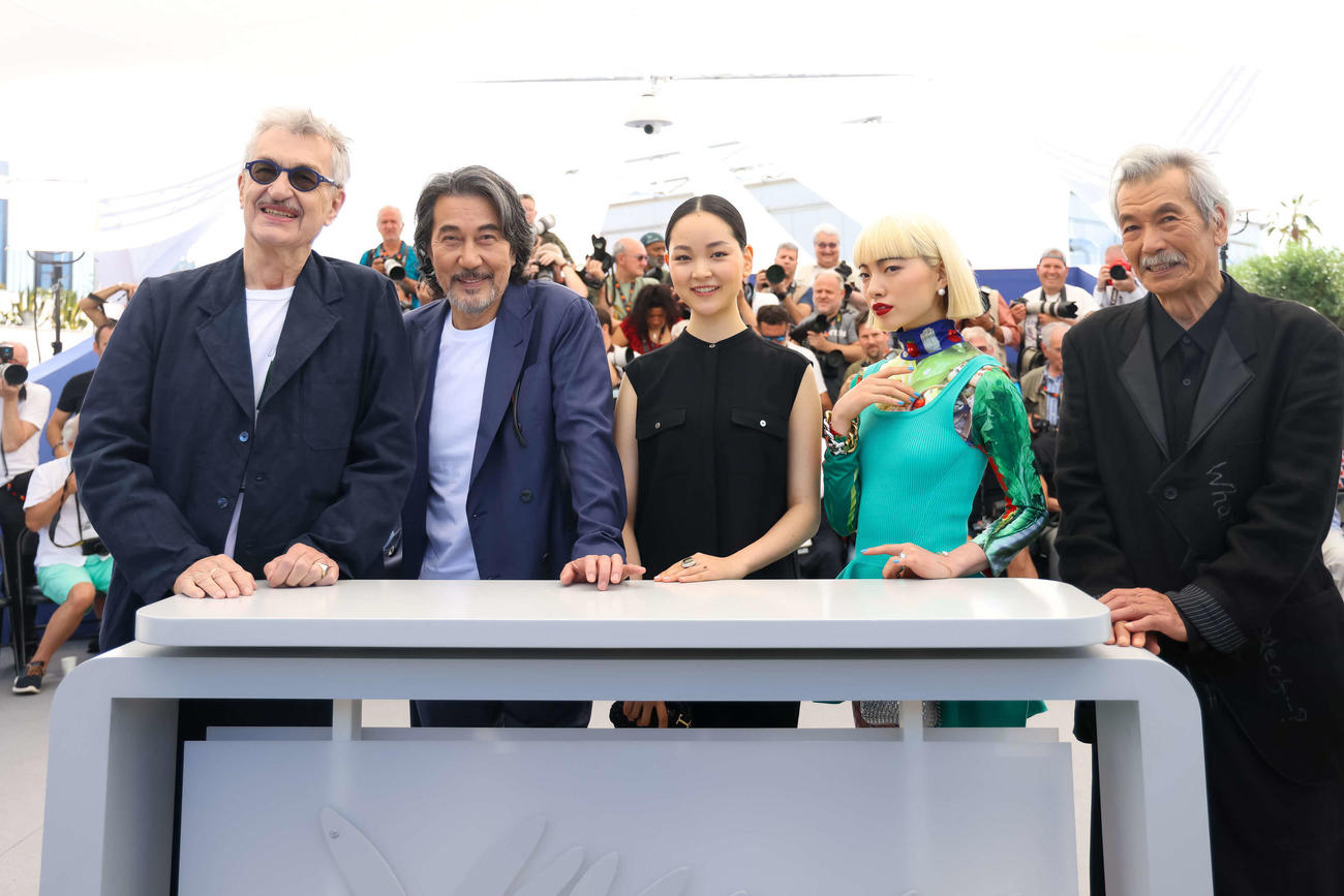 カンヌ映画祭で男優賞とエキュメニカル審査員賞の2冠を獲得した「PERFECT DAYS」の、左からヴィム・ヴェンダース監督、役所広司、中野有紗、アオイヤマダ、田中泯(C)若山和子