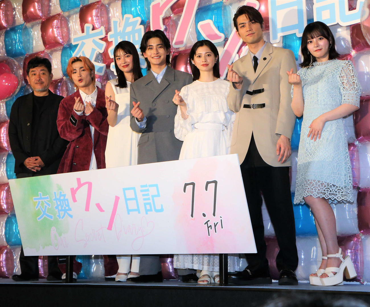 映画「交換ウソ日記」完成披露試写会に出席する、左から竹村謙太郎監督、曽田陵介、茅島みずき、高橋文哉、桜田ひより、板垣瑞生、齊藤なぎさ