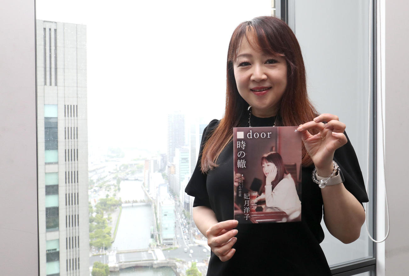 時の轍をリリースしPRで来社した妃月洋子（撮影・白石智彦）