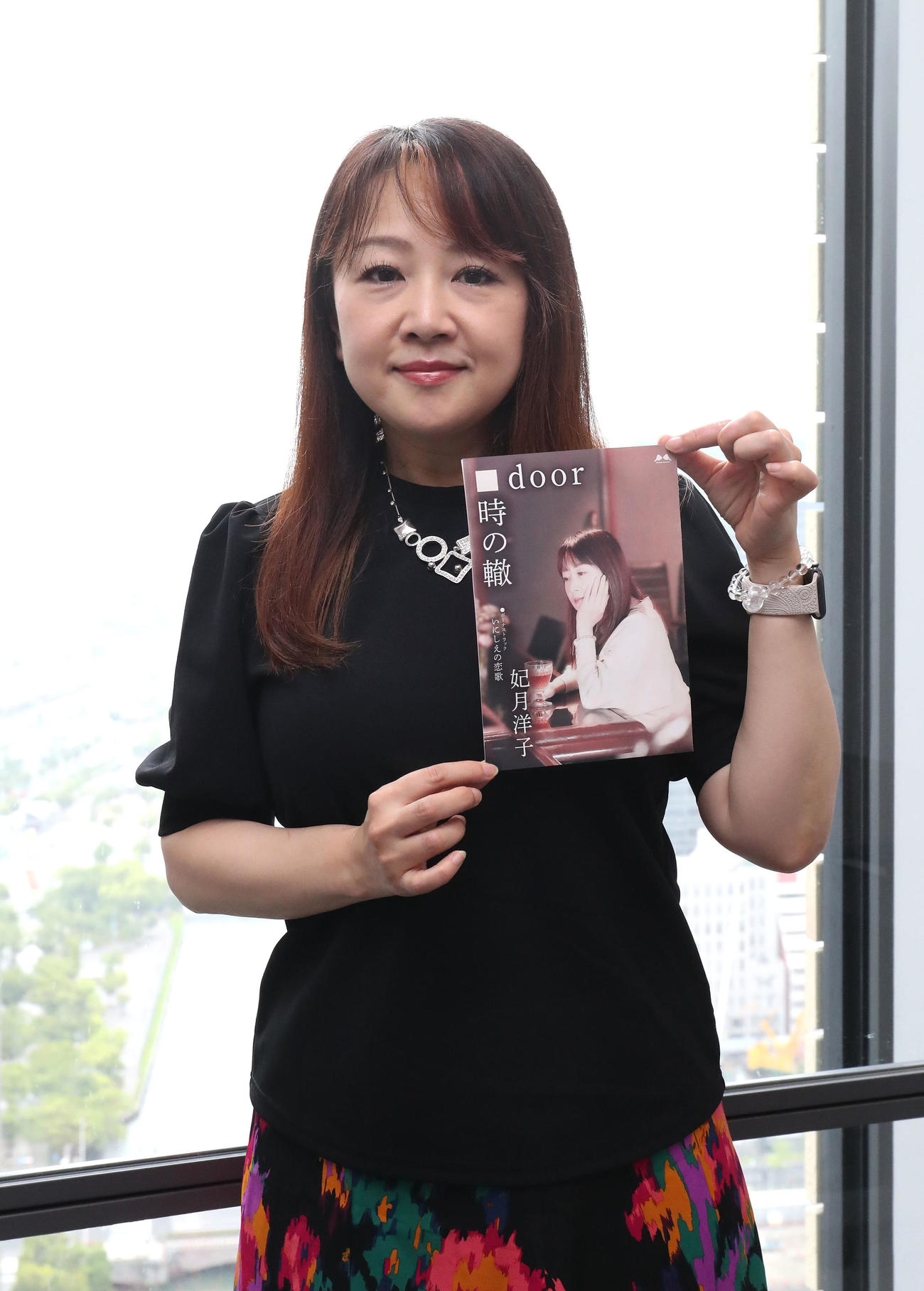 時の轍をリリースしPRで来社した妃月洋子（撮影・白石智彦）