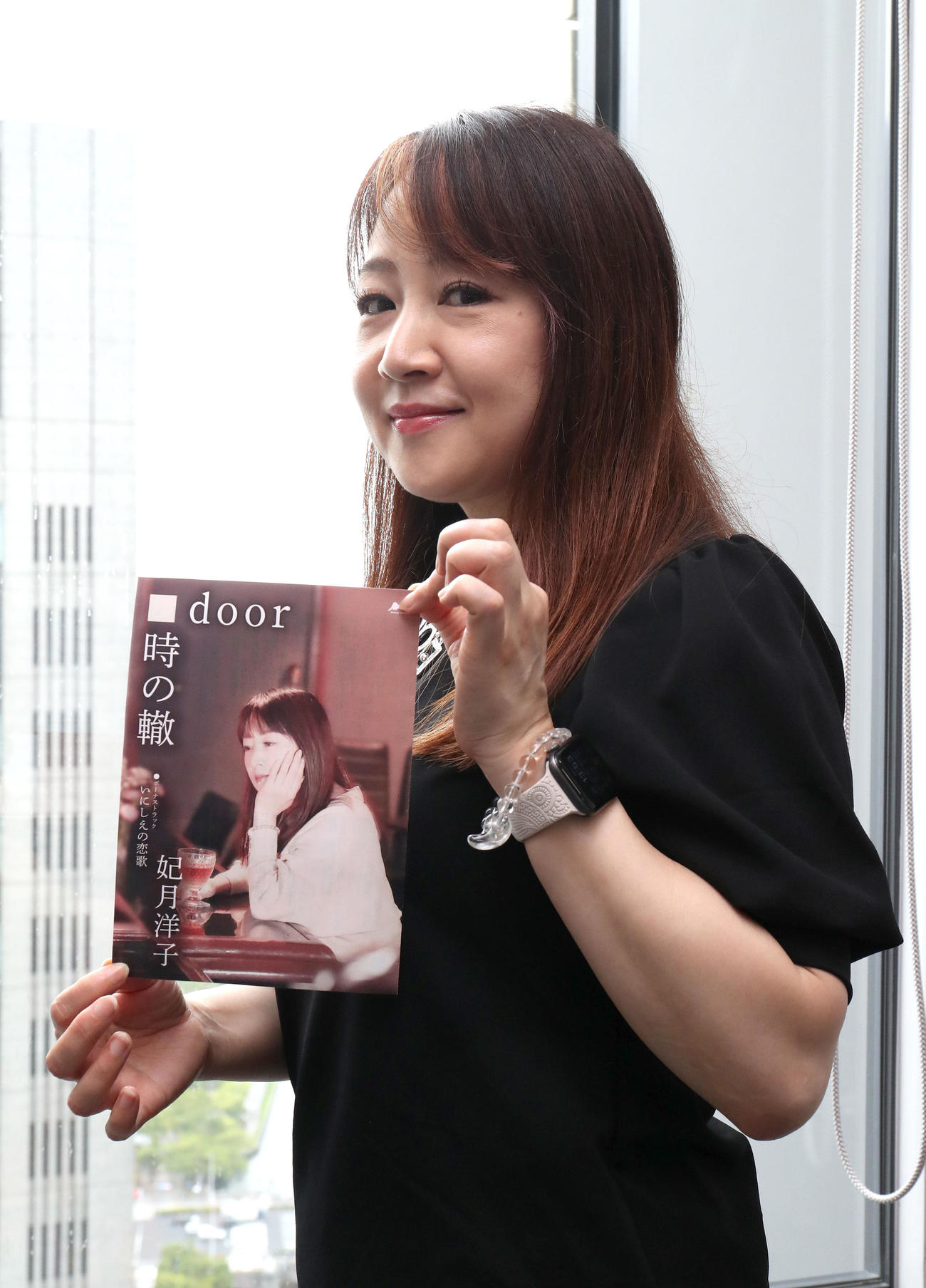 時の轍をリリースしPRで来社した妃月洋子（撮影・白石智彦）
