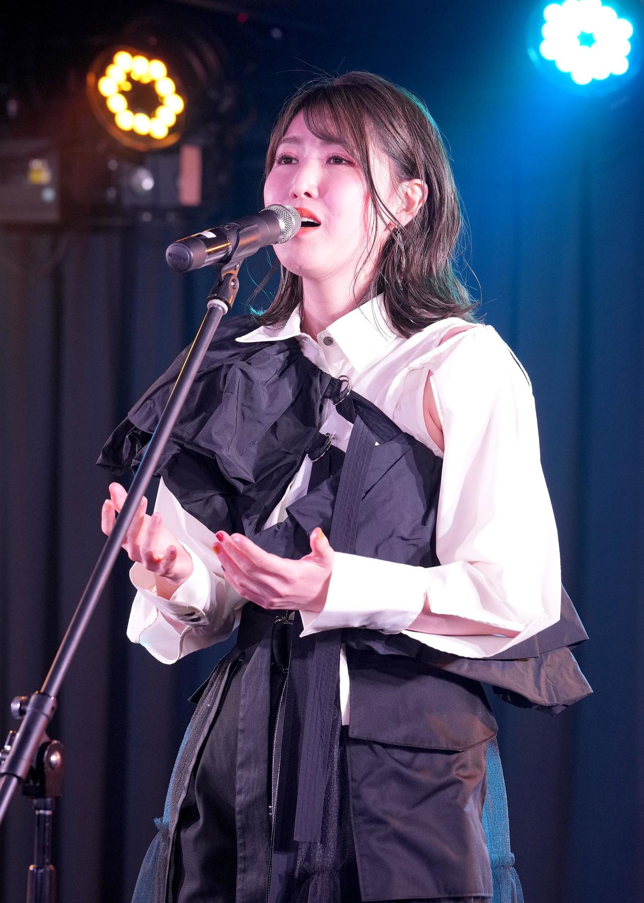新曲『渋谷のマリア』新装盤発売記念ミニライブで熱唱するおかゆ（東京・池袋のSpace emo池袋で）