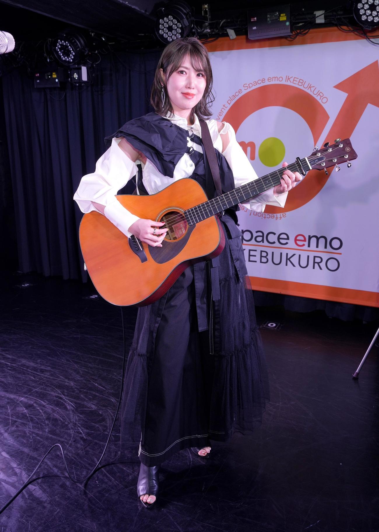 新曲『渋谷のマリア』新装盤発売記念ミニライブで熱唱するおかゆ（東京・池袋のSpace emo池袋で）