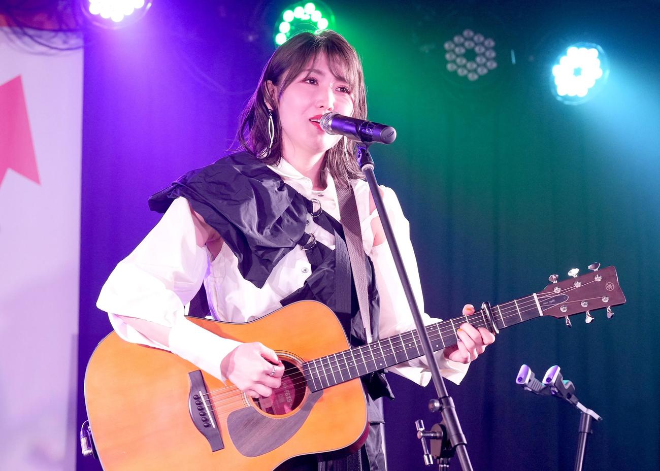 新曲『渋谷のマリア』新装盤発売記念ミニライブで熱唱するおかゆ（東京・池袋のSpace emo池袋で）