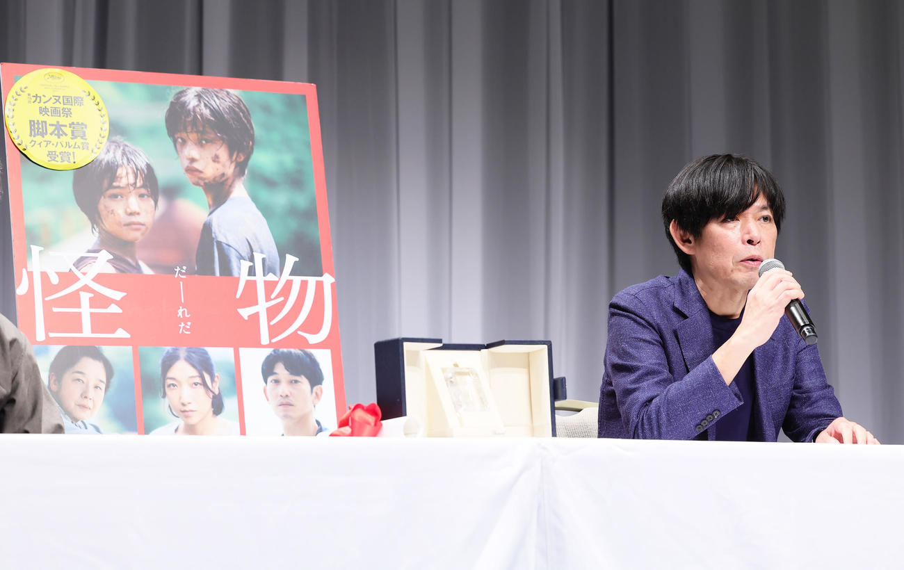 カンヌ国際映画祭「脚本賞」を受賞した喜びを語る坂元裕二氏（撮影・足立雅史）