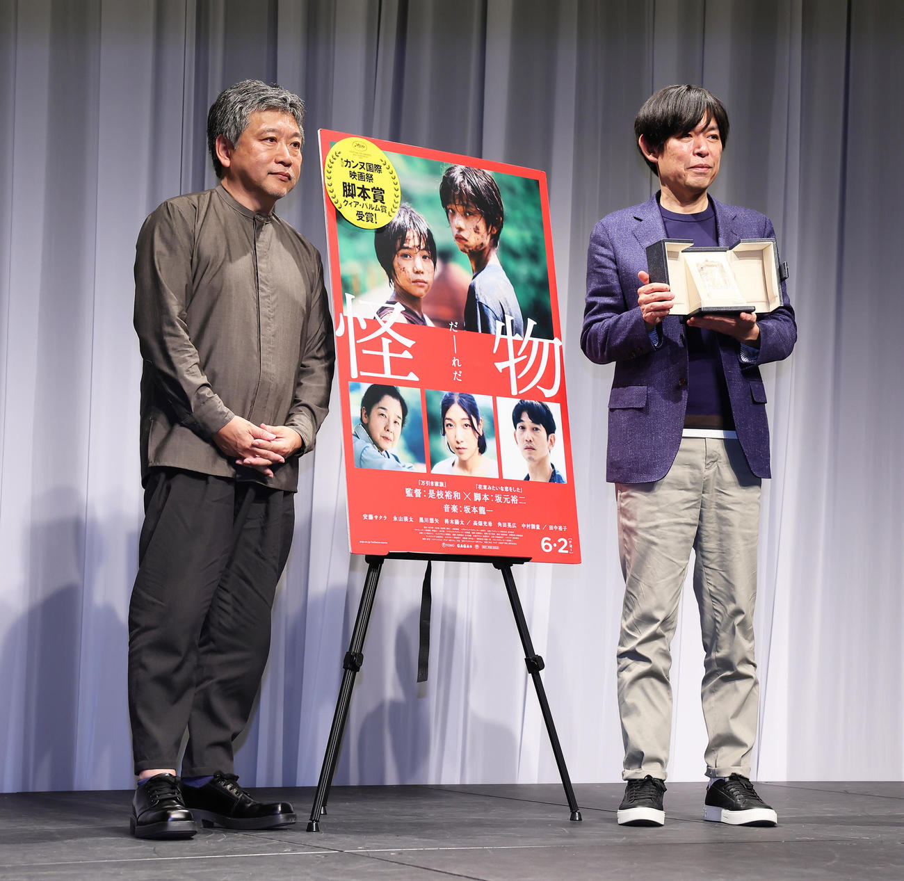 カンヌ国際映画祭「脚本賞」を受賞し記念撮影に臨む坂元裕二氏（右）と是枝裕和監督（撮影・足立雅史）