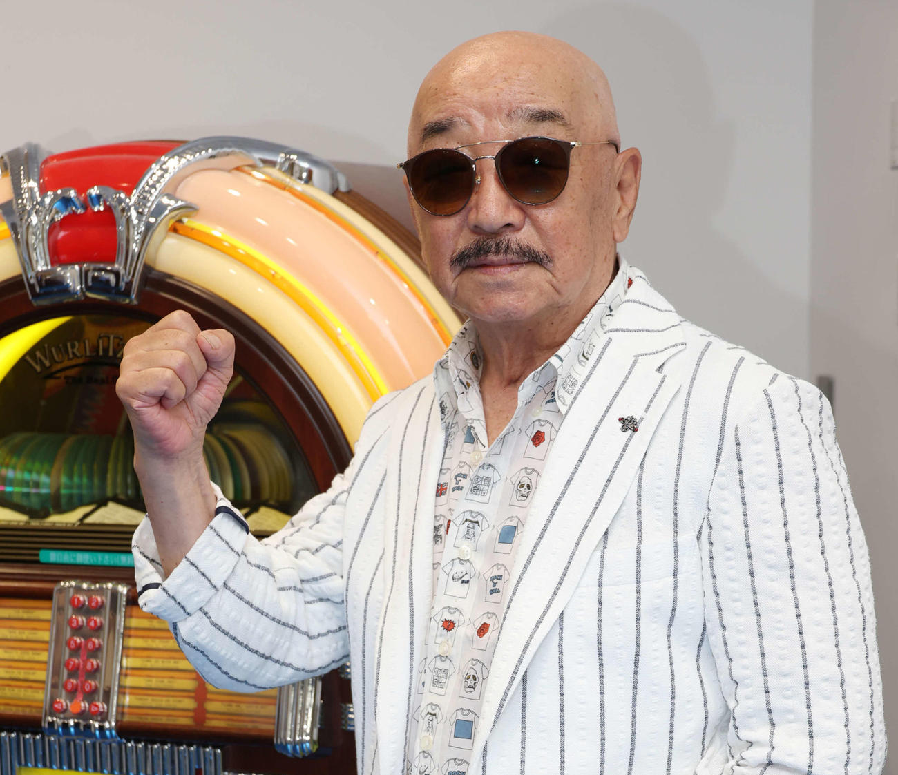 歌手デビューするバンド「クリアトーンズ」のバンドマスター岡宏（撮影・中島郁夫）