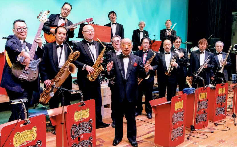 岡宏（最前列）とクリアトーンズ・オーケストラ